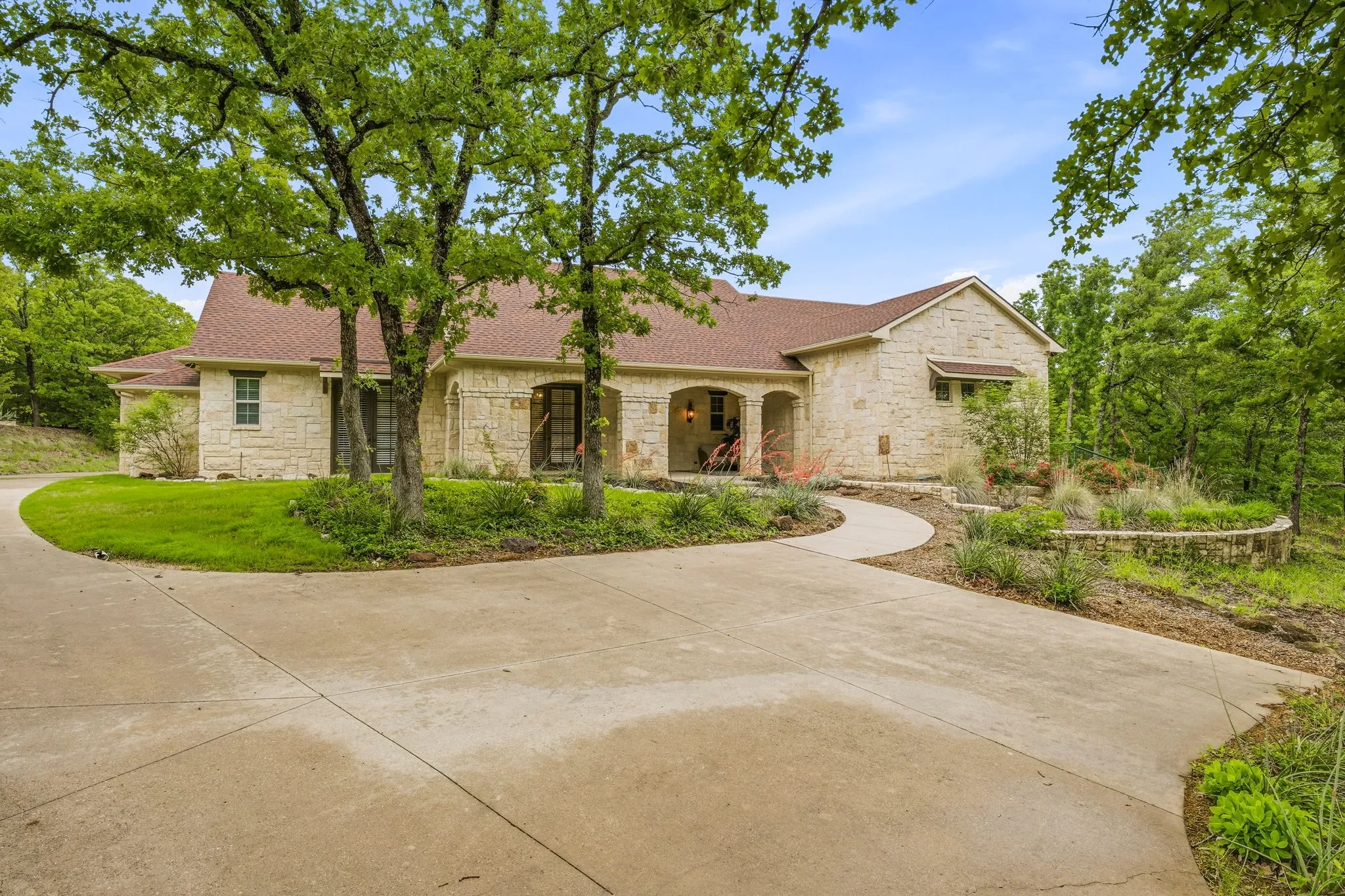Front view of the home and trees.Large Driveway for guest