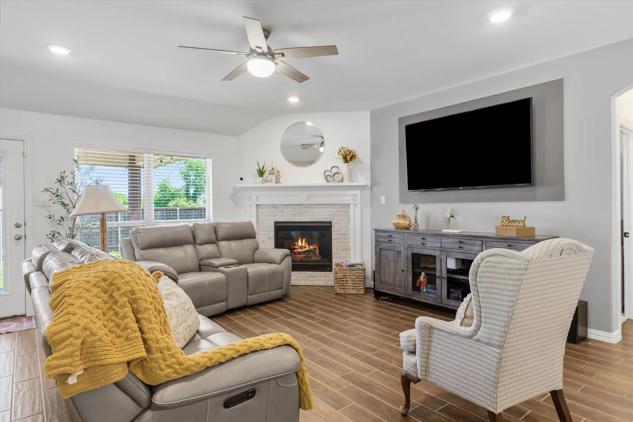 Single Family Residence For Sale in Kaufman County , 1284 Binfield Drive, Forney, Texas 75126, 3 Bedrooms, 2 Bathrooms, 2 Garage spaces, 1,874 Sqft, built in 2021, Preowned, Price $359,900, mls#21250269, Real Estate Agent in Forney, Homes For Sale in Kaufman county, Homes For Sale in Forney, Realtor in Forney Texas, Real Estate Brokerage Independent Realty Texas, Luminita Cordes Realtor
