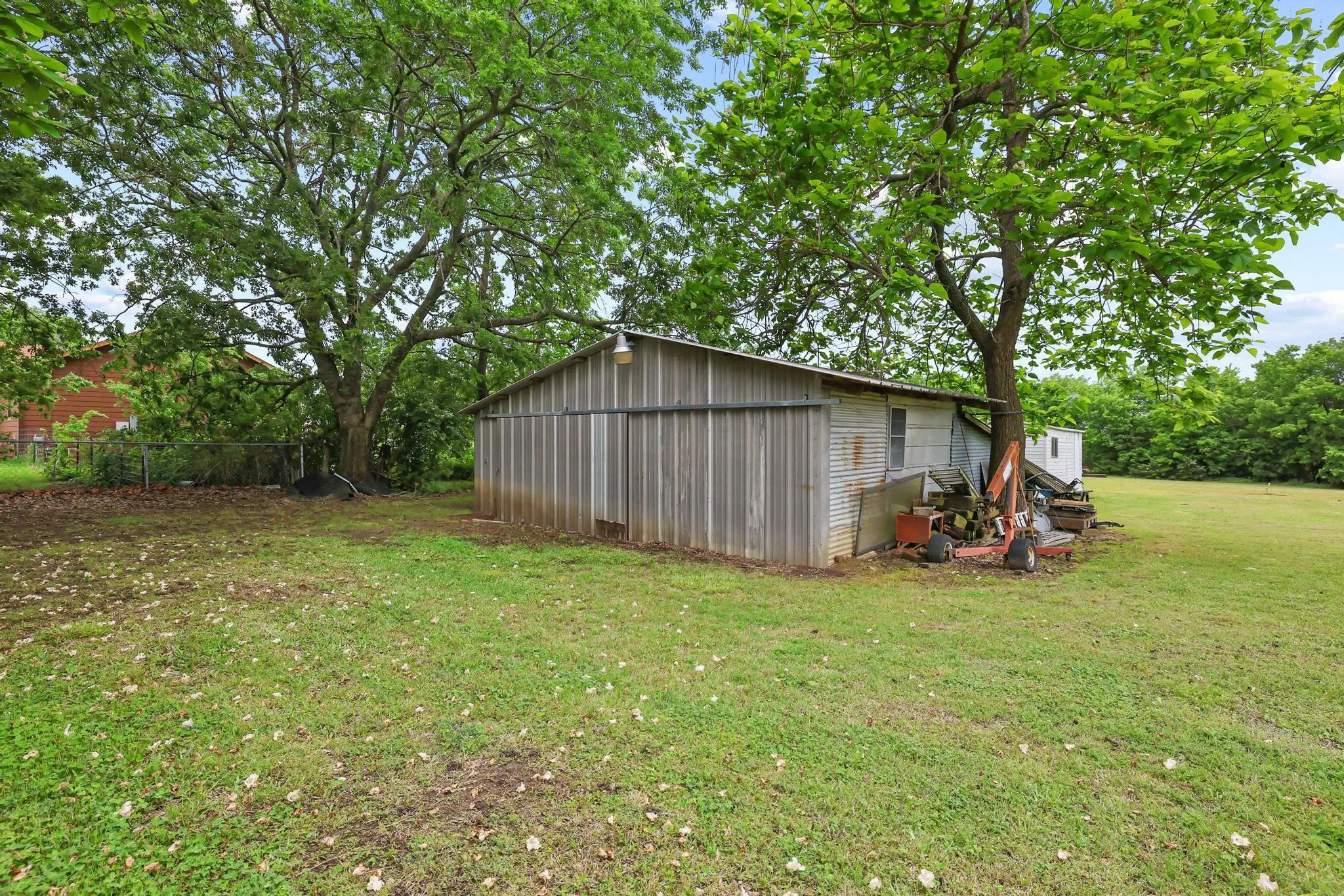 Single Family Residence For Sale in Hunt County , 506 Fm 816, Wolfe City, Texas 75496, 3 Bedroom, 2 Bathroom, Garage spaces, 2,383 Sqft, built in 1975, mls#21250211, Real Estate Agent in Wolfe City, Homes For Sale in Hunt county, Homes For Sale in Wolfe City, Realtor in Wolfe City Texas, Real Estate Brokerage Independent Realty Texas, Luminita Cordes Realtor