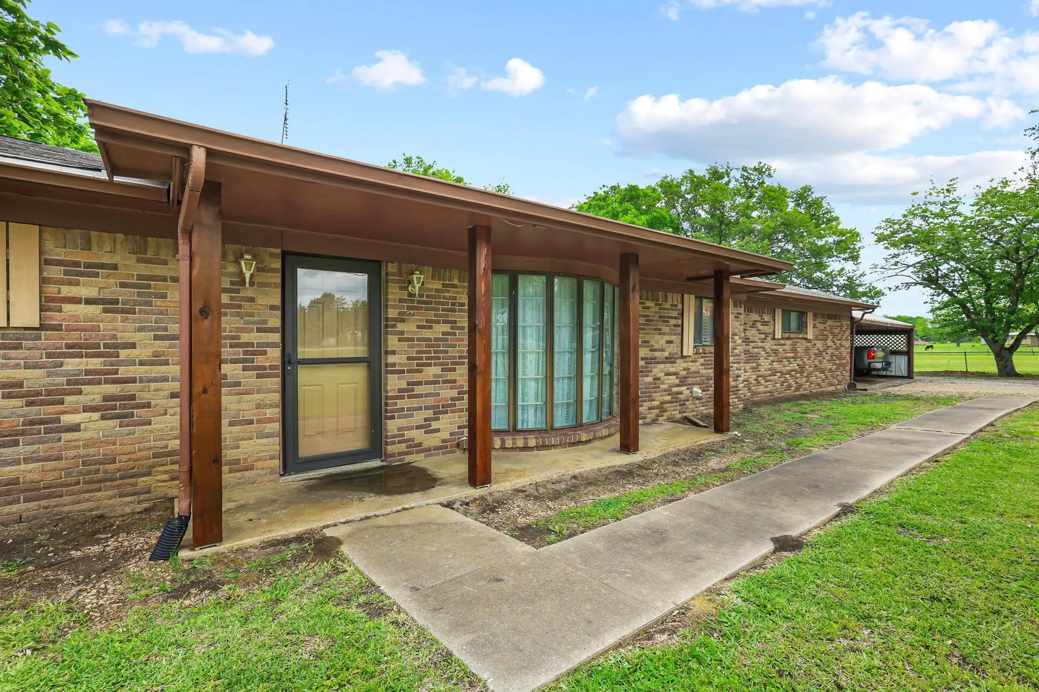 Single Family Residence For Sale in Hunt County , 506 Fm 816, Wolfe City, Texas 75496, 3 Bedroom, 2 Bathroom, Garage spaces, 2,383 Sqft, built in 1975, mls#21250211, Real Estate Agent in Wolfe City, Homes For Sale in Hunt county, Homes For Sale in Wolfe City, Realtor in Wolfe City Texas, Real Estate Brokerage Independent Realty Texas, Luminita Cordes Realtor