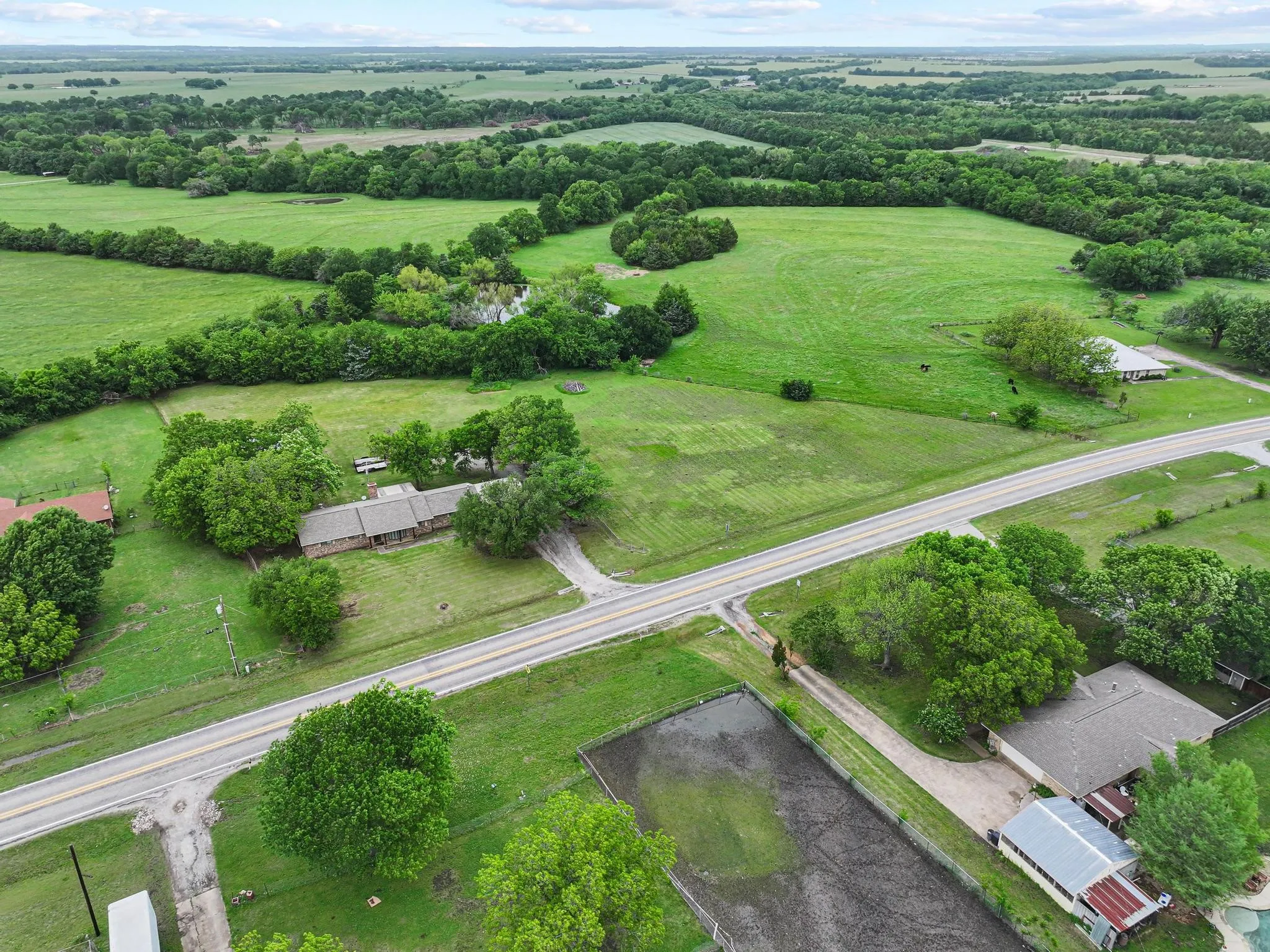 Single Family Residence For Sale in Hunt County , 506 Fm 816, Wolfe City, Texas 75496, 3 Bedroom, 2 Bathroom, Garage spaces, 2,383 Sqft, built in 1975, mls#21250211, Real Estate Agent in Wolfe City, Homes For Sale in Hunt county, Homes For Sale in Wolfe City, Realtor in Wolfe City Texas, Real Estate Brokerage Independent Realty Texas, Luminita Cordes Realtor
