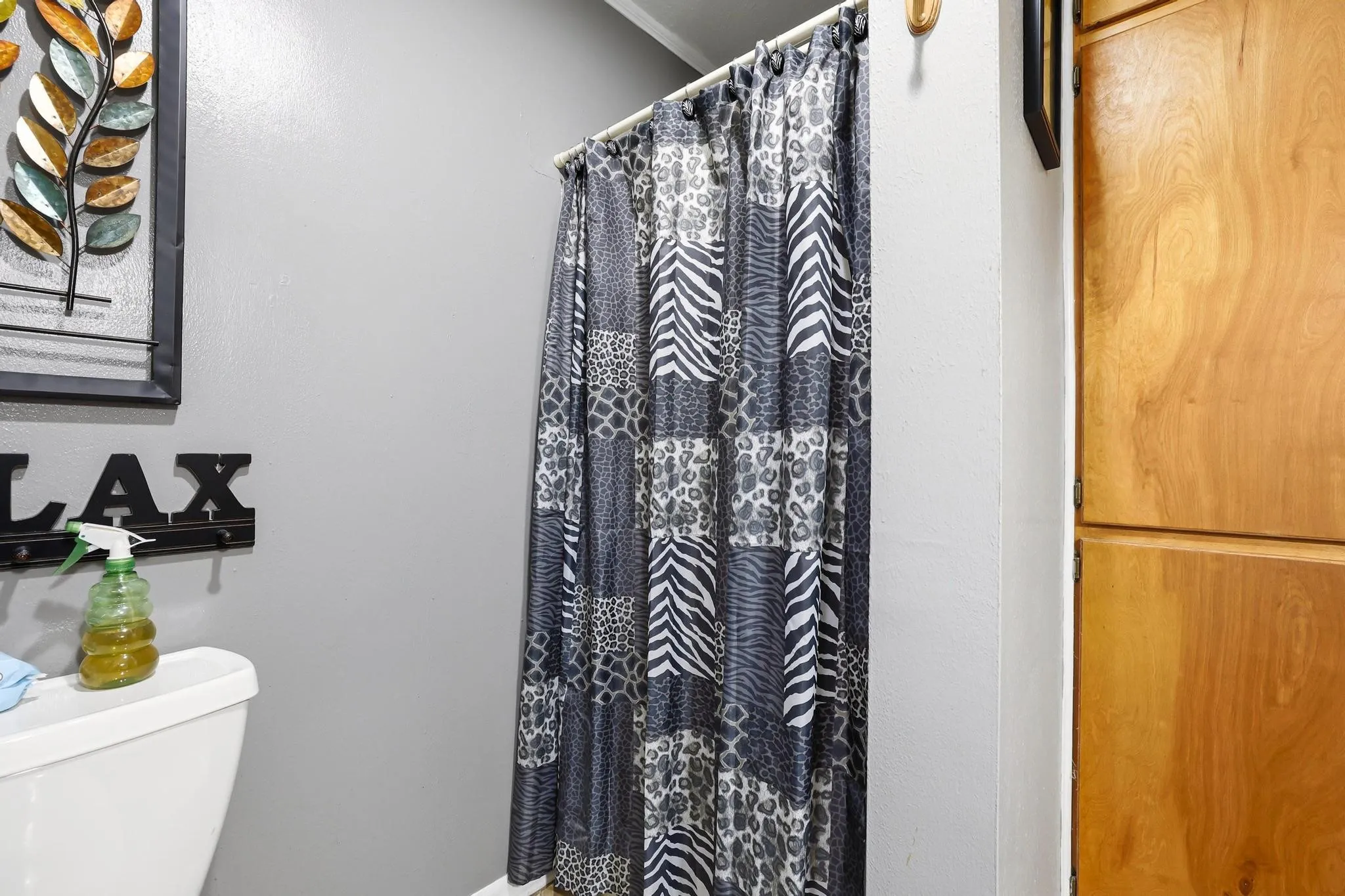 Single Family Residence For Sale in Hunt County , 506 Fm 816, Wolfe City, Texas 75496, 3 Bedroom, 2 Bathroom, Garage spaces, 2,383 Sqft, built in 1975, mls#21250211, Real Estate Agent in Wolfe City, Homes For Sale in Hunt county, Homes For Sale in Wolfe City, Realtor in Wolfe City Texas, Real Estate Brokerage Independent Realty Texas, Luminita Cordes Realtor