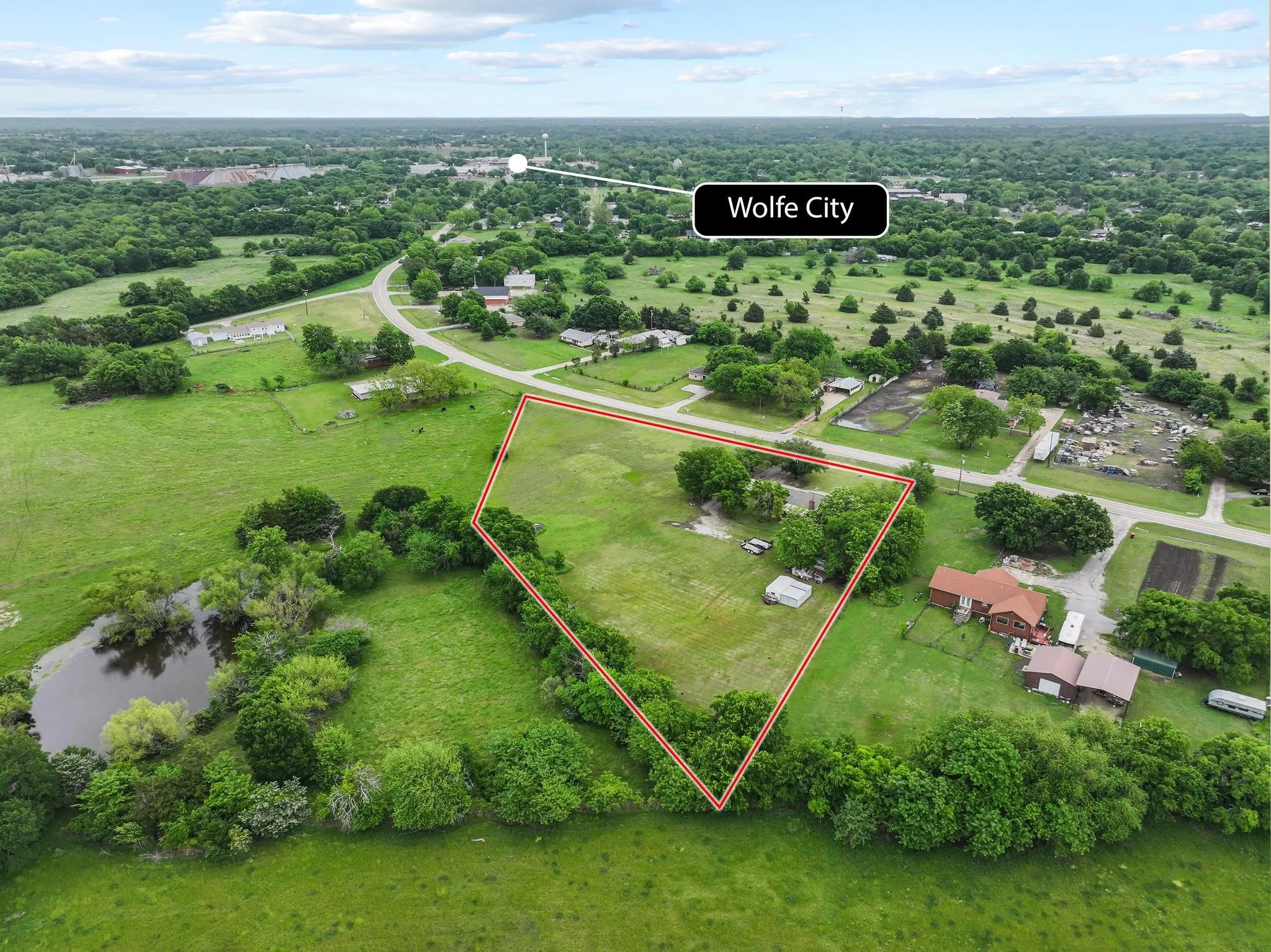 Single Family Residence For Sale in Hunt County , 506 Fm 816, Wolfe City, Texas 75496, 3 Bedroom, 2 Bathroom, Garage spaces, 2,383 Sqft, built in 1975, mls#21250211, Real Estate Agent in Wolfe City, Homes For Sale in Hunt county, Homes For Sale in Wolfe City, Realtor in Wolfe City Texas, Real Estate Brokerage Independent Realty Texas, Luminita Cordes Realtor