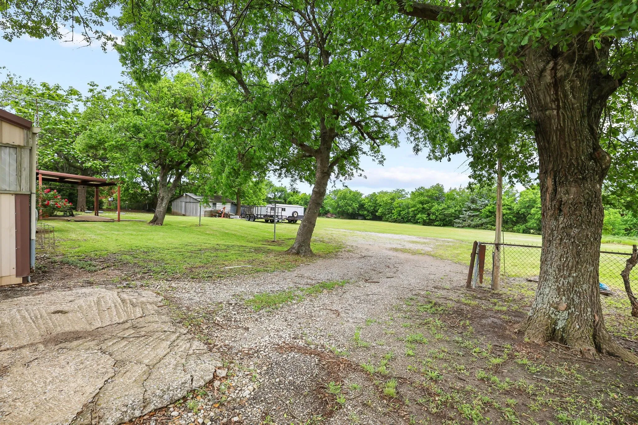 Single Family Residence For Sale in Hunt County , 506 Fm 816, Wolfe City, Texas 75496, 3 Bedroom, 2 Bathroom, Garage spaces, 2,383 Sqft, built in 1975, mls#21250211, Real Estate Agent in Wolfe City, Homes For Sale in Hunt county, Homes For Sale in Wolfe City, Realtor in Wolfe City Texas, Real Estate Brokerage Independent Realty Texas, Luminita Cordes Realtor