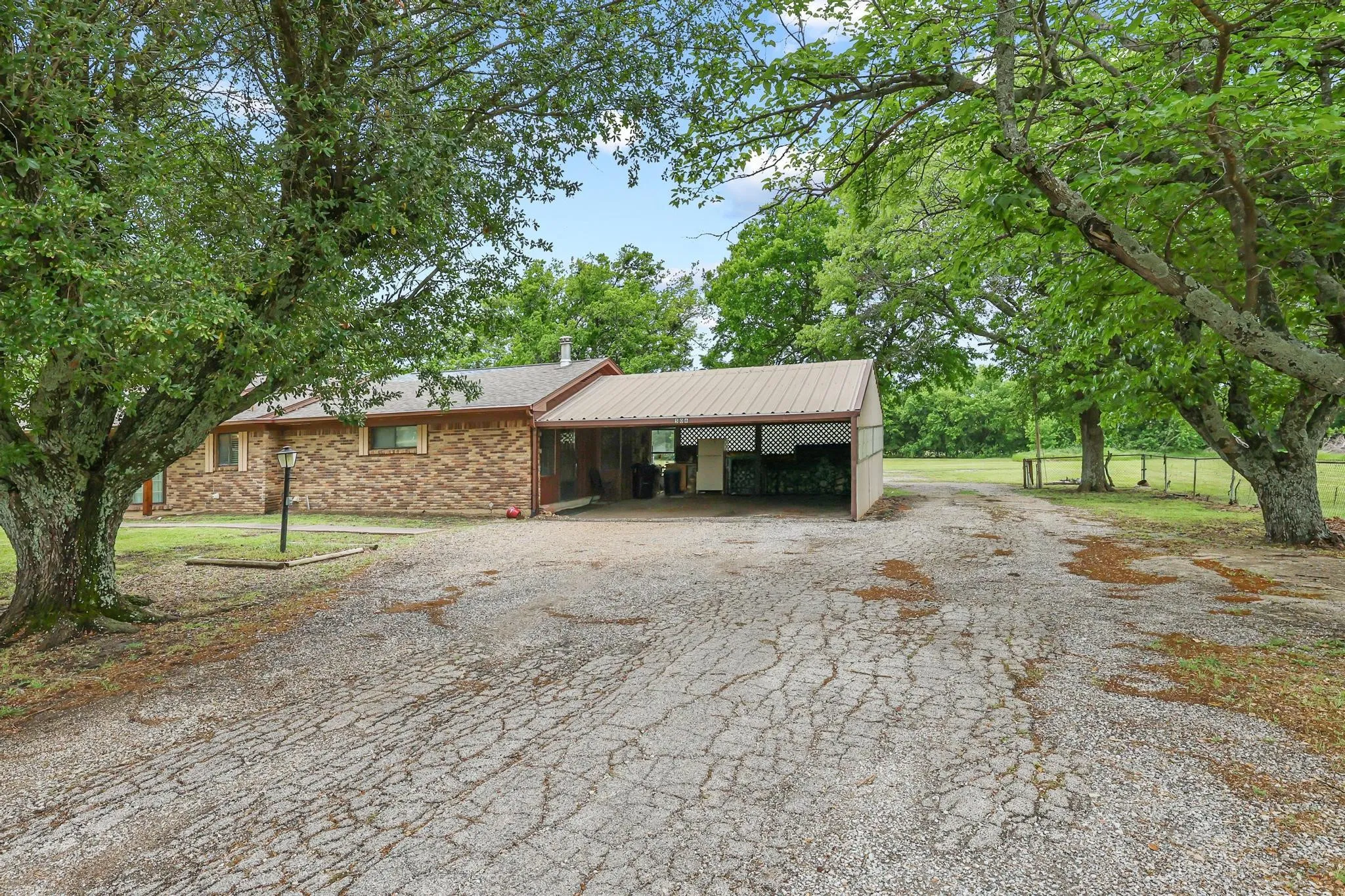 Single Family Residence For Sale in Hunt County , 506 Fm 816, Wolfe City, Texas 75496, 3 Bedroom, 2 Bathroom, Garage spaces, 2,383 Sqft, built in 1975, mls#21250211, Real Estate Agent in Wolfe City, Homes For Sale in Hunt county, Homes For Sale in Wolfe City, Realtor in Wolfe City Texas, Real Estate Brokerage Independent Realty Texas, Luminita Cordes Realtor