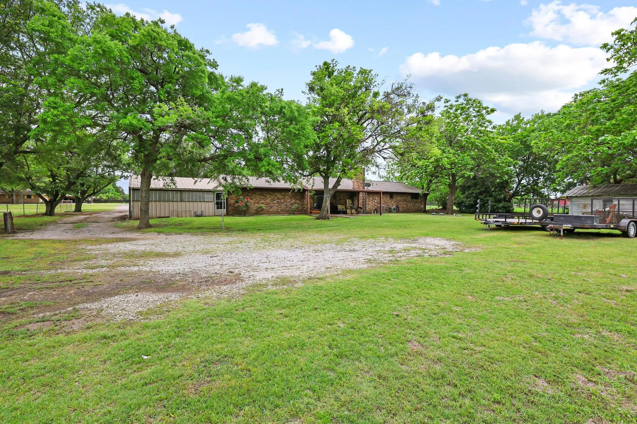 Single Family Residence For Sale in Hunt County , 506 Fm 816, Wolfe City, Texas 75496, 3 Bedroom, 2 Bathroom, Garage spaces, 2,383 Sqft, built in 1975, mls#21250211, Real Estate Agent in Wolfe City, Homes For Sale in Hunt county, Homes For Sale in Wolfe City, Realtor in Wolfe City Texas, Real Estate Brokerage Independent Realty Texas, Luminita Cordes Realtor