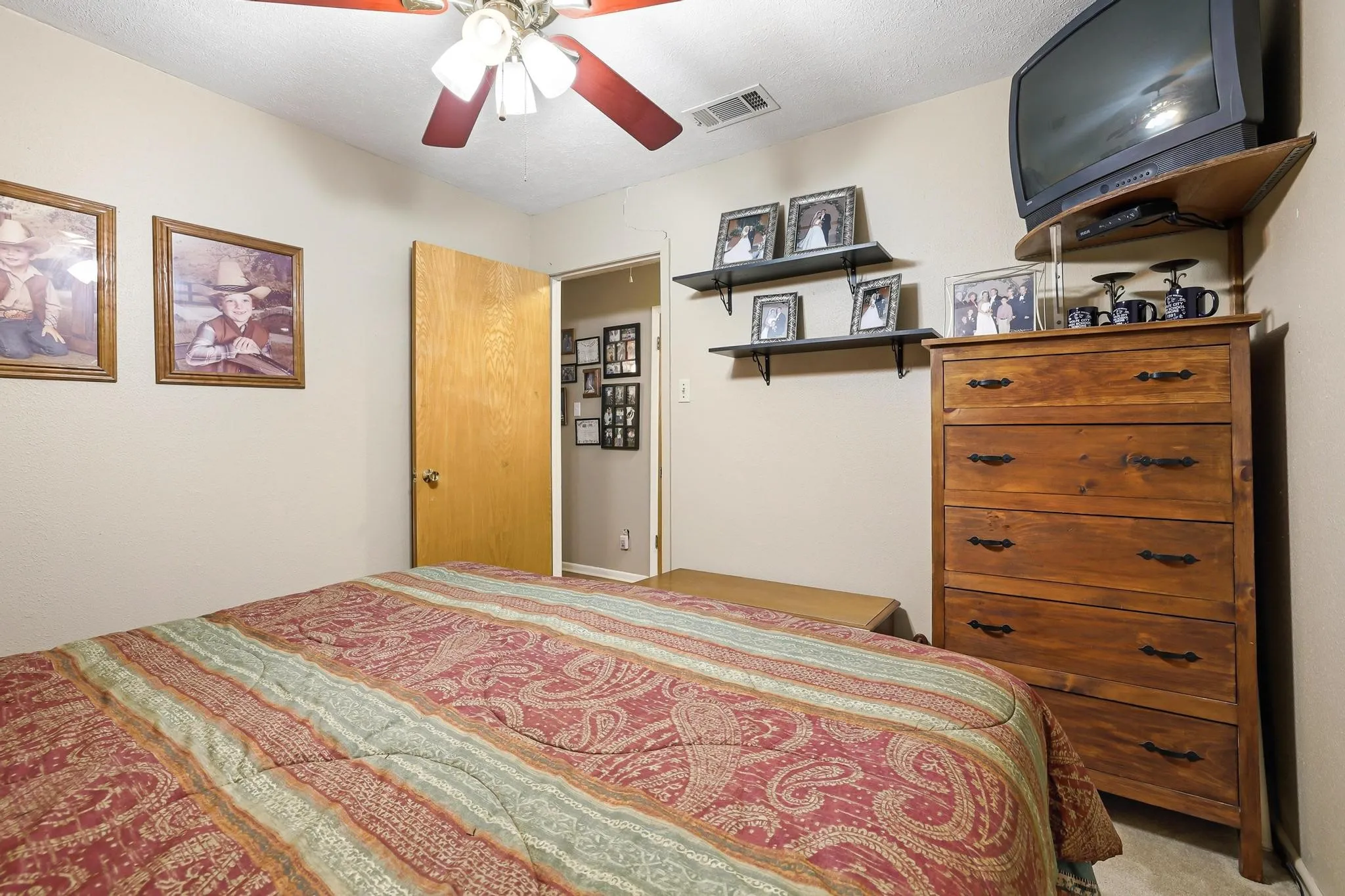 Single Family Residence For Sale in Hunt County , 506 Fm 816, Wolfe City, Texas 75496, 3 Bedroom, 2 Bathroom, Garage spaces, 2,383 Sqft, built in 1975, mls#21250211, Real Estate Agent in Wolfe City, Homes For Sale in Hunt county, Homes For Sale in Wolfe City, Realtor in Wolfe City Texas, Real Estate Brokerage Independent Realty Texas, Luminita Cordes Realtor