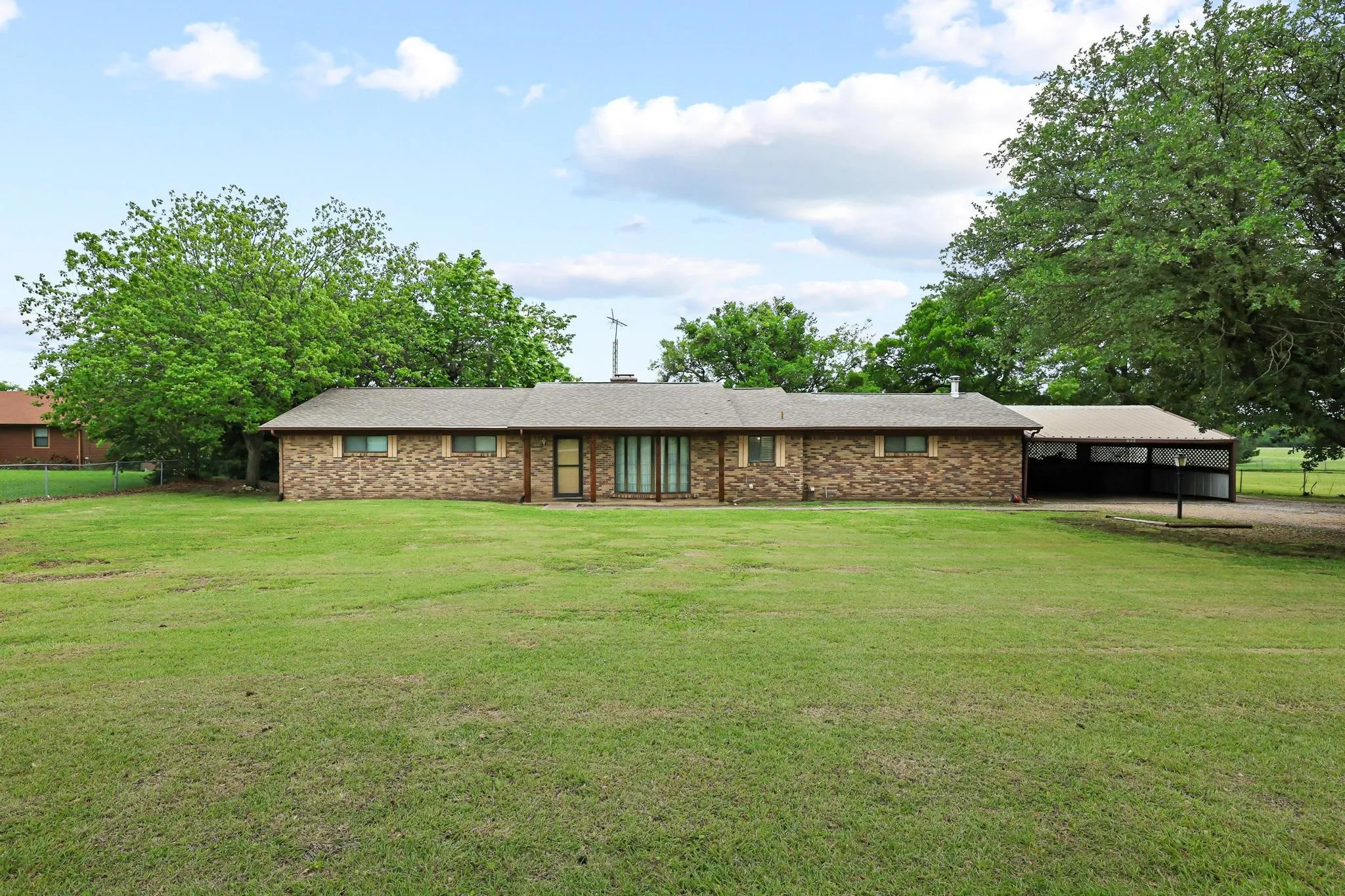 Single Family Residence For Sale in Hunt County , 506 Fm 816, Wolfe City, Texas 75496, 3 Bedroom, 2 Bathroom, Garage spaces, 2,383 Sqft, built in 1975, mls#21250211, Real Estate Agent in Wolfe City, Homes For Sale in Hunt county, Homes For Sale in Wolfe City, Realtor in Wolfe City Texas, Real Estate Brokerage Independent Realty Texas, Luminita Cordes Realtor