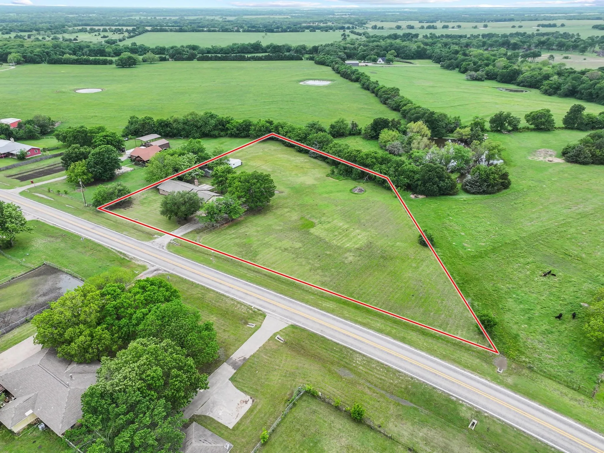 Single Family Residence For Sale in Hunt County , 506 Fm 816, Wolfe City, Texas 75496, 3 Bedroom, 2 Bathroom, Garage spaces, 2,383 Sqft, built in 1975, mls#21250211, Real Estate Agent in Wolfe City, Homes For Sale in Hunt county, Homes For Sale in Wolfe City, Realtor in Wolfe City Texas, Real Estate Brokerage Independent Realty Texas, Luminita Cordes Realtor