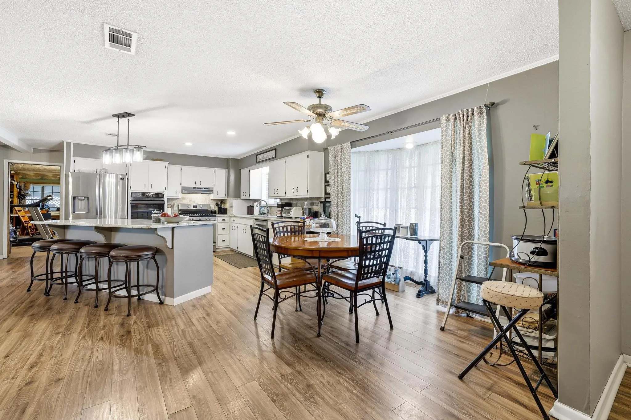 Single Family Residence For Sale in Hunt County , 506 Fm 816, Wolfe City, Texas 75496, 3 Bedroom, 2 Bathroom, Garage spaces, 2,383 Sqft, built in 1975, mls#21250211, Real Estate Agent in Wolfe City, Homes For Sale in Hunt county, Homes For Sale in Wolfe City, Realtor in Wolfe City Texas, Real Estate Brokerage Independent Realty Texas, Luminita Cordes Realtor