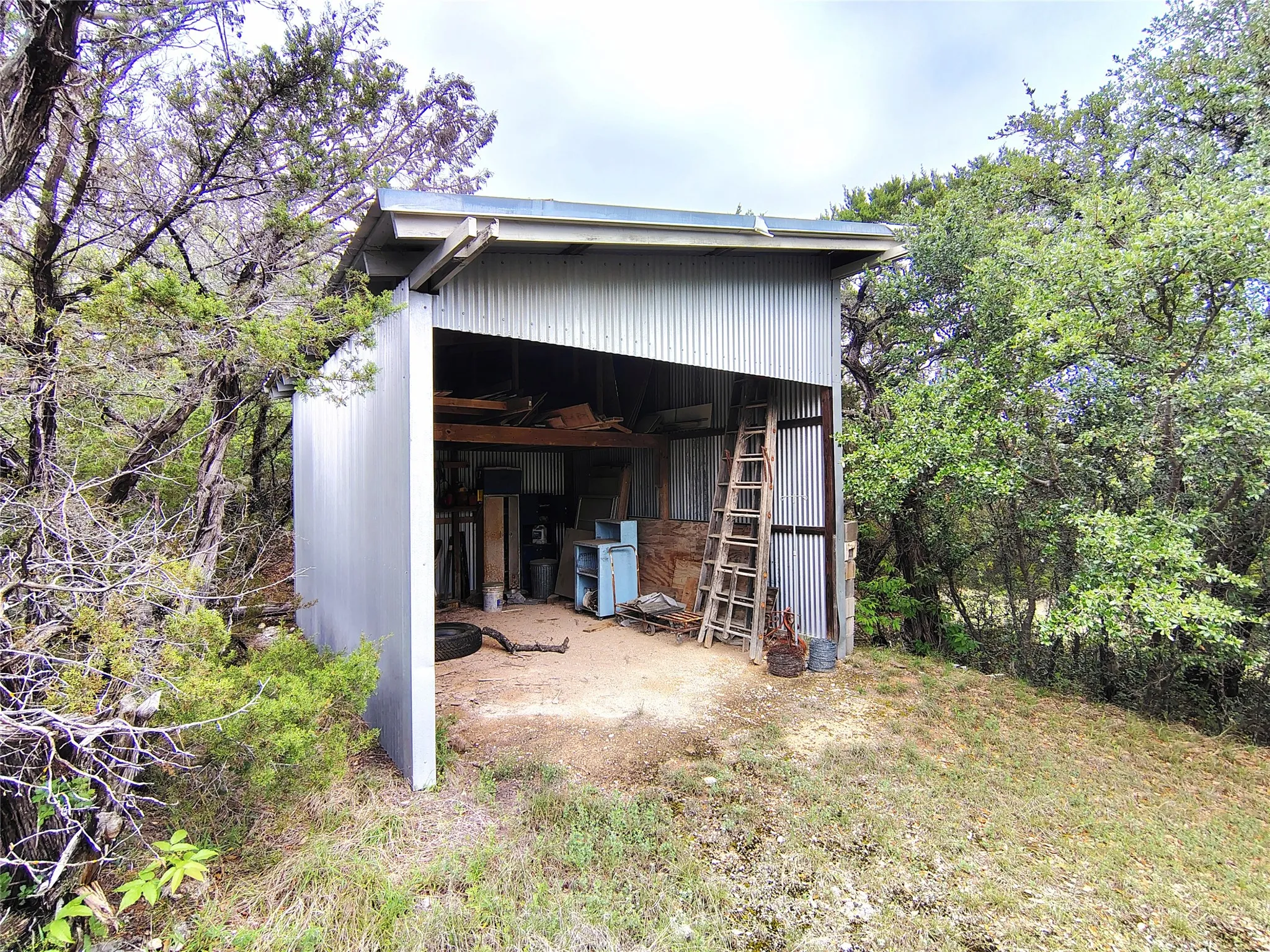 Single Family Residence For Sale in Bosque County , 1037 County Road 1190, Kopperl, Texas 76652, 1 Bedroom, 1 Bathroom, Garage spaces, 432 Sqft, built in 1990, mls#21237403, Real Estate Agent in Kopperl, Homes For Sale in Bosque county, Homes For Sale in Kopperl, Realtor in Kopperl Texas, Real Estate Brokerage Independent Realty Texas, Luminita Cordes Realtor