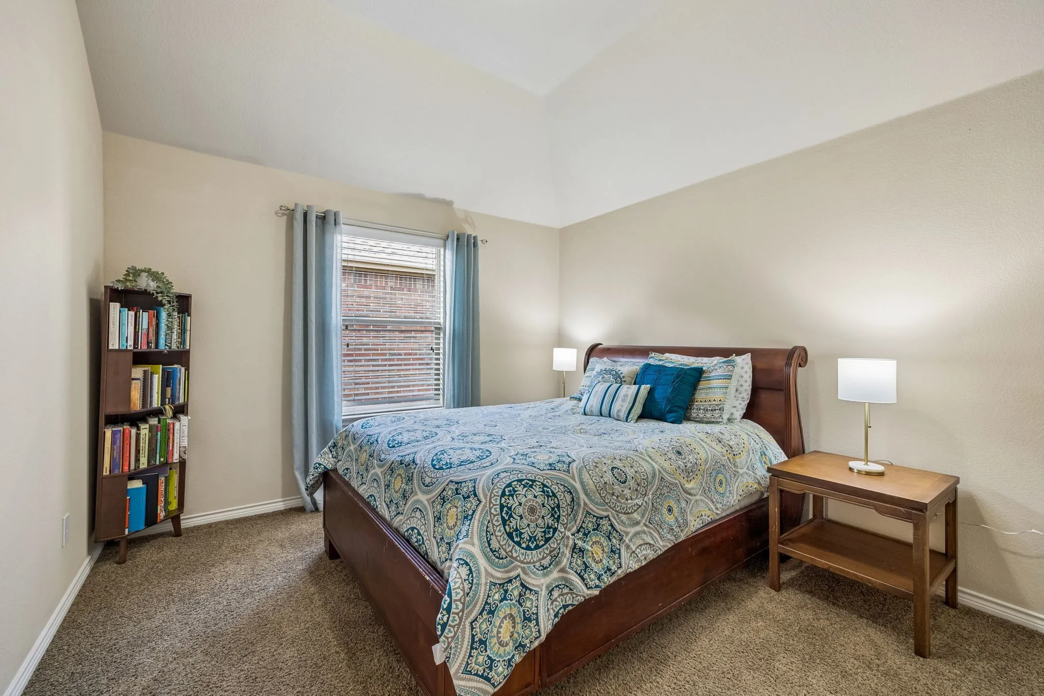 Single Family Residence For Sale in Collin County , 1500 Pillar Bluff Way, Mc Kinney, Texas 75072, 4 Bedroom, 4 Bathroom, 2 Garage spaces, 3,004 Sqft, built in 2010, Preowned, mls#21240218, Real Estate Agent in Mc Kinney, Homes For Sale in Collin county, Homes For Sale in Mc Kinney, Realtor in Mc Kinney Texas, Real Estate Brokerage Independent Realty Texas, Luminita Cordes Realtor