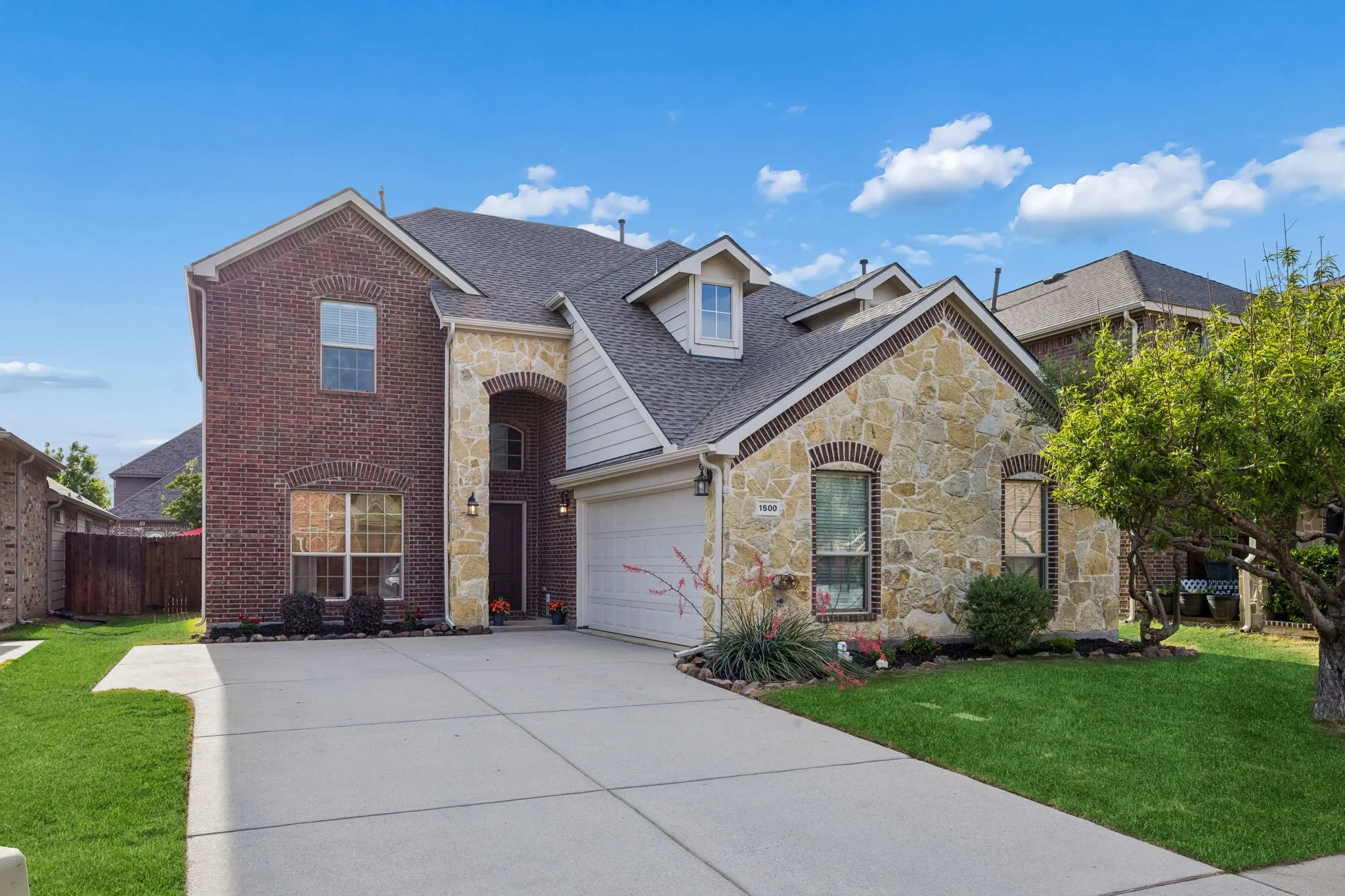 Single Family Residence For Sale in Collin County , 1500 Pillar Bluff Way, Mc Kinney, Texas 75072, 4 Bedroom, 4 Bathroom, 2 Garage spaces, 3,004 Sqft, built in 2010, Preowned, mls#21240218, Real Estate Agent in Mc Kinney, Homes For Sale in Collin county, Homes For Sale in Mc Kinney, Realtor in Mc Kinney Texas, Real Estate Brokerage Independent Realty Texas, Luminita Cordes Realtor