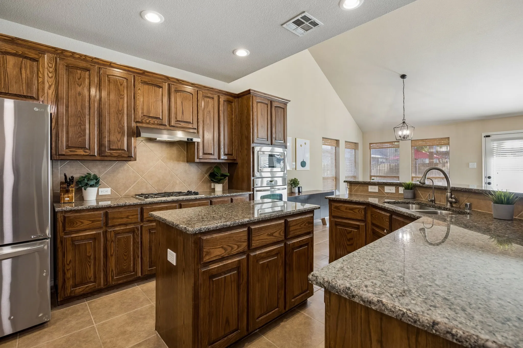 Single Family Residence For Sale in Collin County , 1500 Pillar Bluff Way, Mc Kinney, Texas 75072, 4 Bedroom, 4 Bathroom, 2 Garage spaces, 3,004 Sqft, built in 2010, Preowned, mls#21240218, Real Estate Agent in Mc Kinney, Homes For Sale in Collin county, Homes For Sale in Mc Kinney, Realtor in Mc Kinney Texas, Real Estate Brokerage Independent Realty Texas, Luminita Cordes Realtor