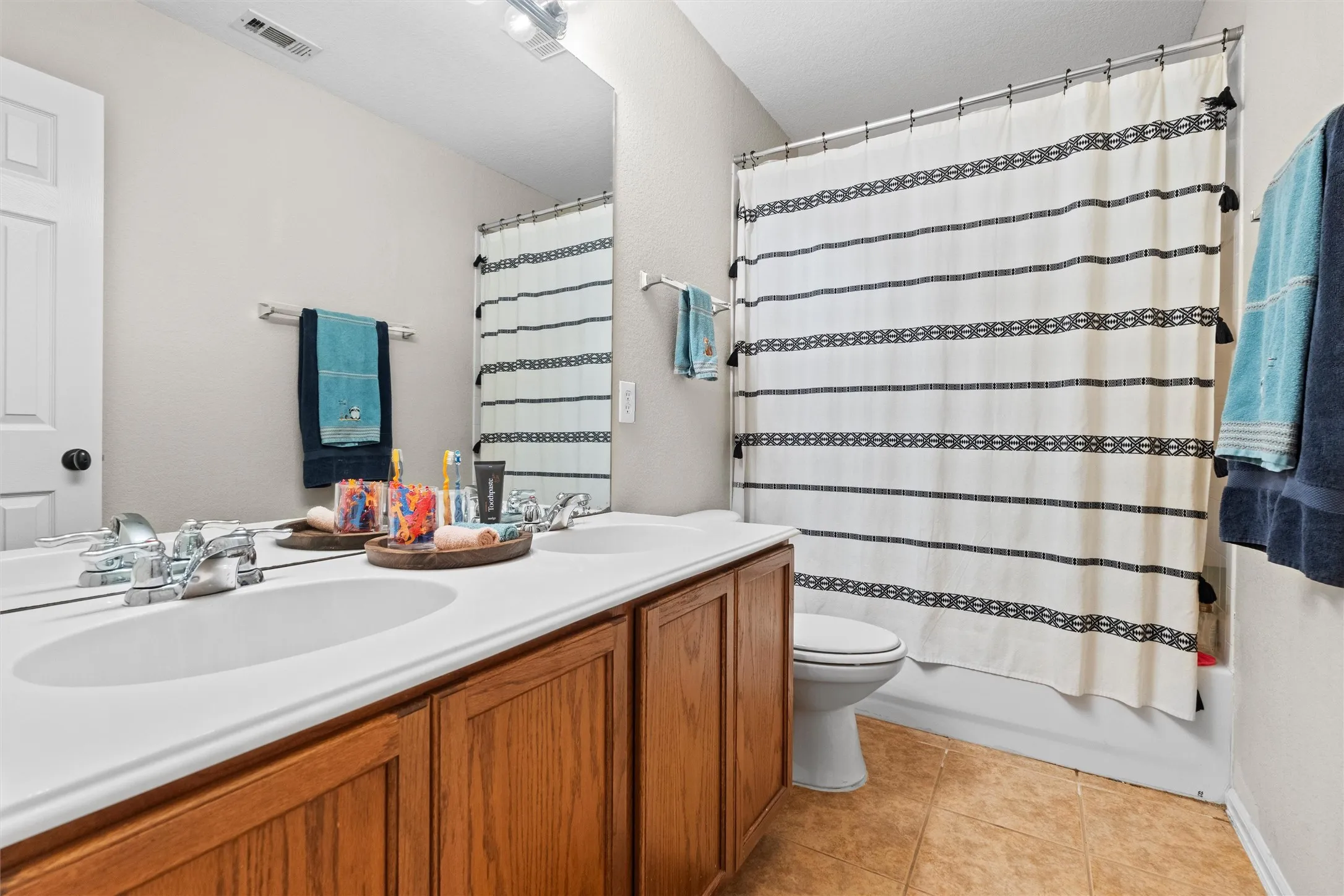 Single Family Residence For Sale in Tarrant County , 2815 S Serrano, Grand Prairie, Texas 75054, 4 Bedroom, 3 Bathroom, 2 Garage spaces, 2,852 Sqft, built in 2006, mls#21249990, Real Estate Agent in Grand Prairie, Homes For Sale in Tarrant county, Homes For Sale in Grand Prairie, Realtor in Grand Prairie Texas, Real Estate Brokerage Independent Realty Texas, Luminita Cordes Realtor