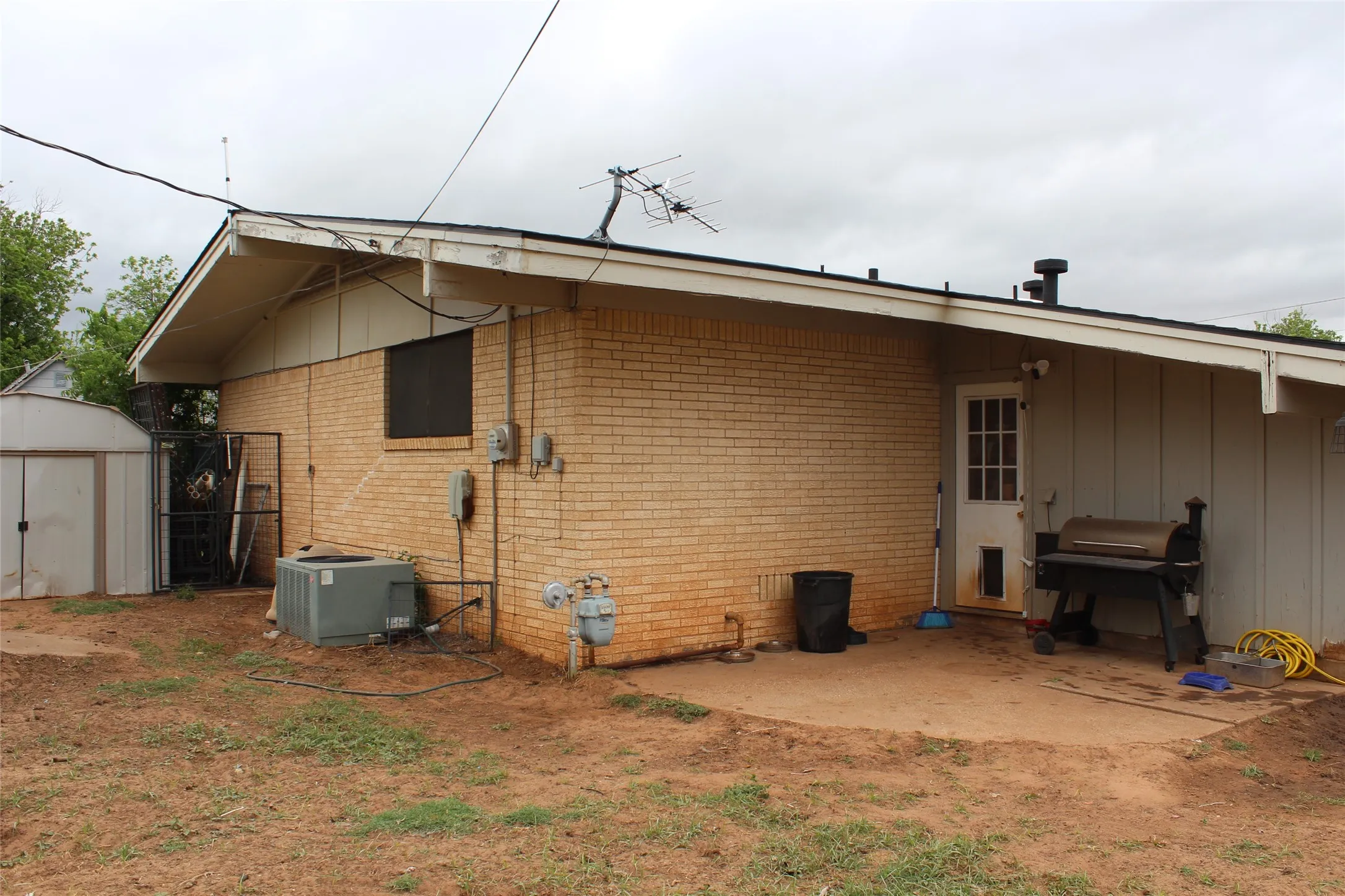 Single Family Residence For Sale in Knox County , 810 W Eden Street, Munday, Texas 76371, 3 Bedroom, 2 Bathroom, Garage spaces, 1,487 Sqft, built in 1970, mls#21249108, Real Estate Agent in Munday, Homes For Sale in Knox county, Homes For Sale in Munday, Realtor in Munday Texas, Real Estate Brokerage Independent Realty Texas, Luminita Cordes Realtor