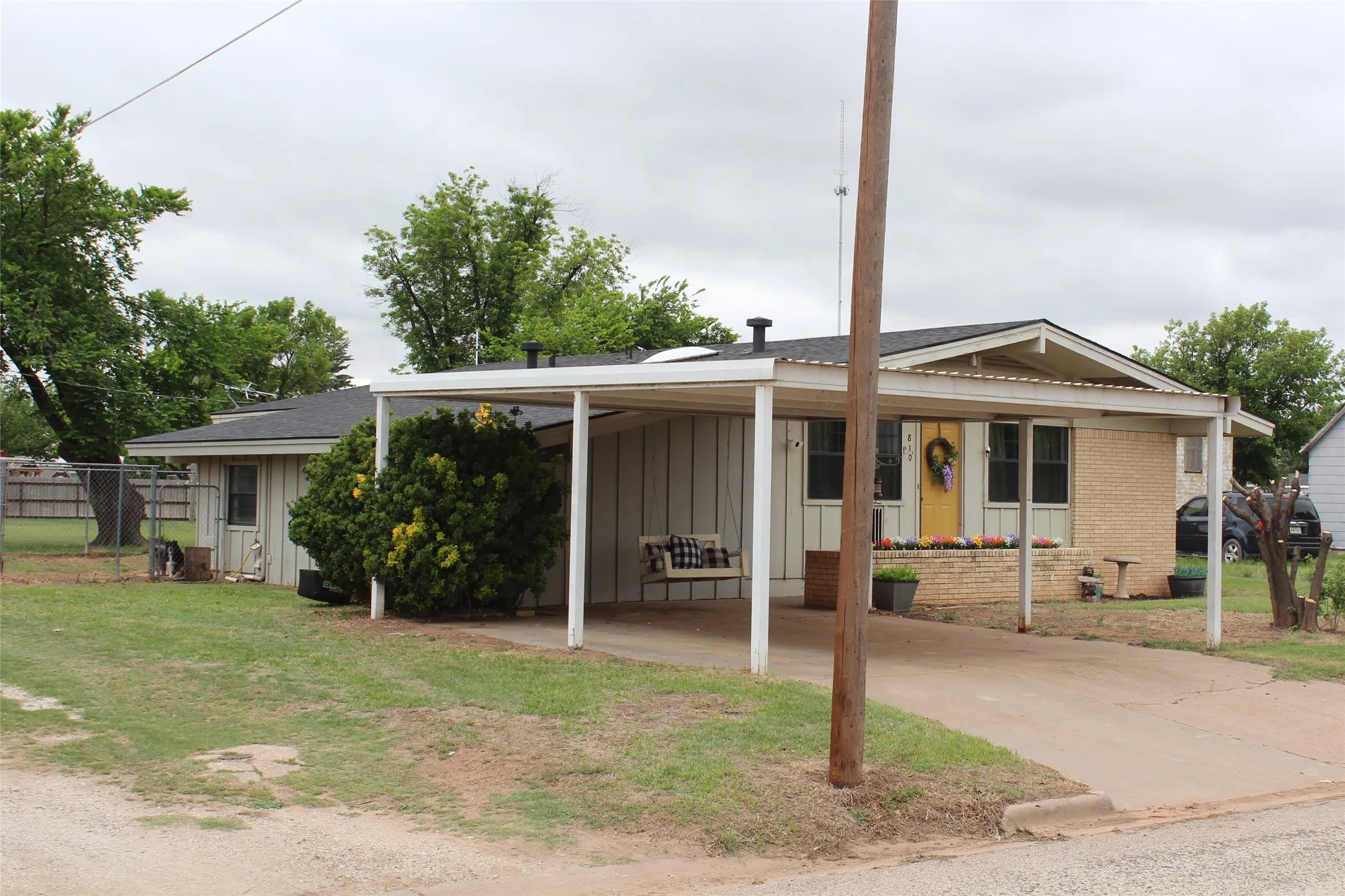 Single Family Residence For Sale in Knox County , 810 W Eden Street, Munday, Texas 76371, 3 Bedroom, 2 Bathroom, Garage spaces, 1,487 Sqft, built in 1970, mls#21249108, Real Estate Agent in Munday, Homes For Sale in Knox county, Homes For Sale in Munday, Realtor in Munday Texas, Real Estate Brokerage Independent Realty Texas, Luminita Cordes Realtor