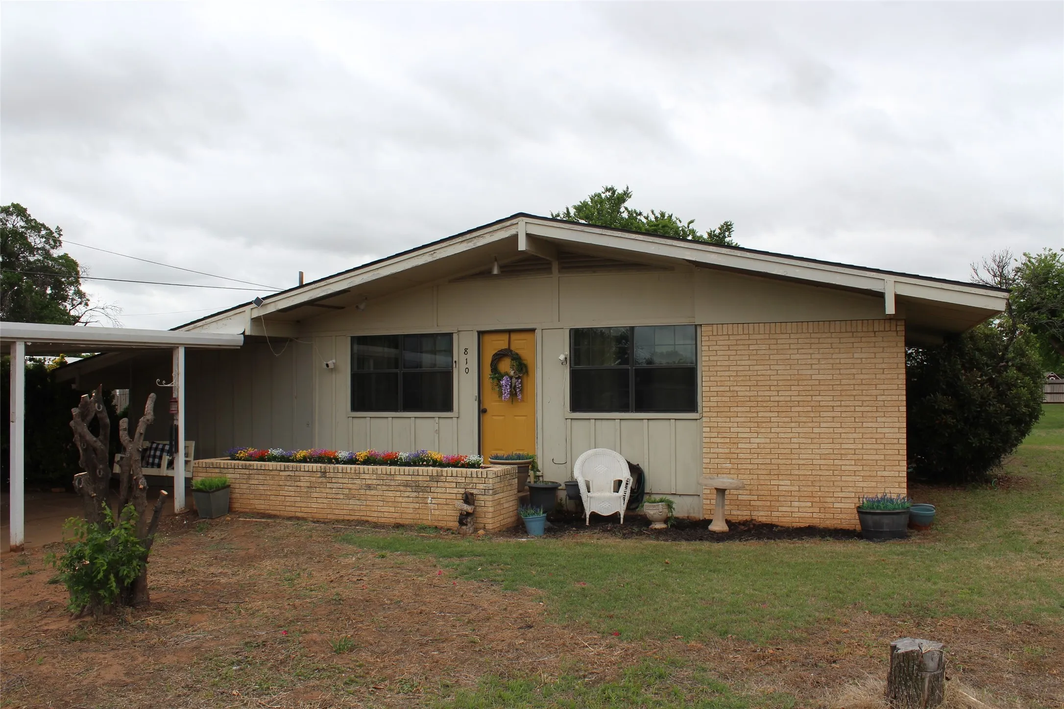 Single Family Residence For Sale in Knox County , 810 W Eden Street, Munday, Texas 76371, 3 Bedroom, 2 Bathroom, Garage spaces, 1,487 Sqft, built in 1970, mls#21249108, Real Estate Agent in Munday, Homes For Sale in Knox county, Homes For Sale in Munday, Realtor in Munday Texas, Real Estate Brokerage Independent Realty Texas, Luminita Cordes Realtor