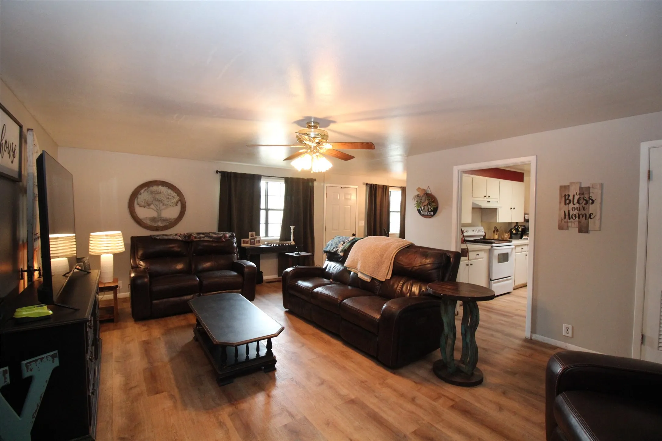Single Family Residence For Sale in Knox County , 810 W Eden Street, Munday, Texas 76371, 3 Bedroom, 2 Bathroom, Garage spaces, 1,487 Sqft, built in 1970, mls#21249108, Real Estate Agent in Munday, Homes For Sale in Knox county, Homes For Sale in Munday, Realtor in Munday Texas, Real Estate Brokerage Independent Realty Texas, Luminita Cordes Realtor