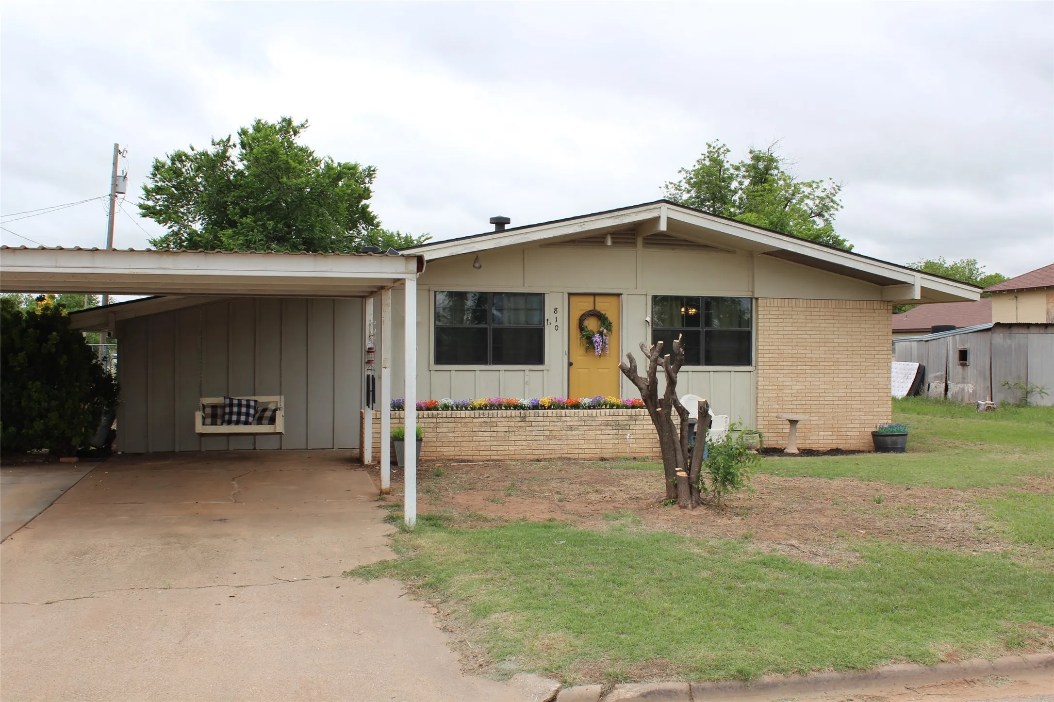 Single Family Residence For Sale in Knox County , 810 W Eden Street, Munday, Texas 76371, 3 Bedroom, 2 Bathroom, Garage spaces, 1,487 Sqft, built in 1970, mls#21249108, Real Estate Agent in Munday, Homes For Sale in Knox county, Homes For Sale in Munday, Realtor in Munday Texas, Real Estate Brokerage Independent Realty Texas, Luminita Cordes Realtor