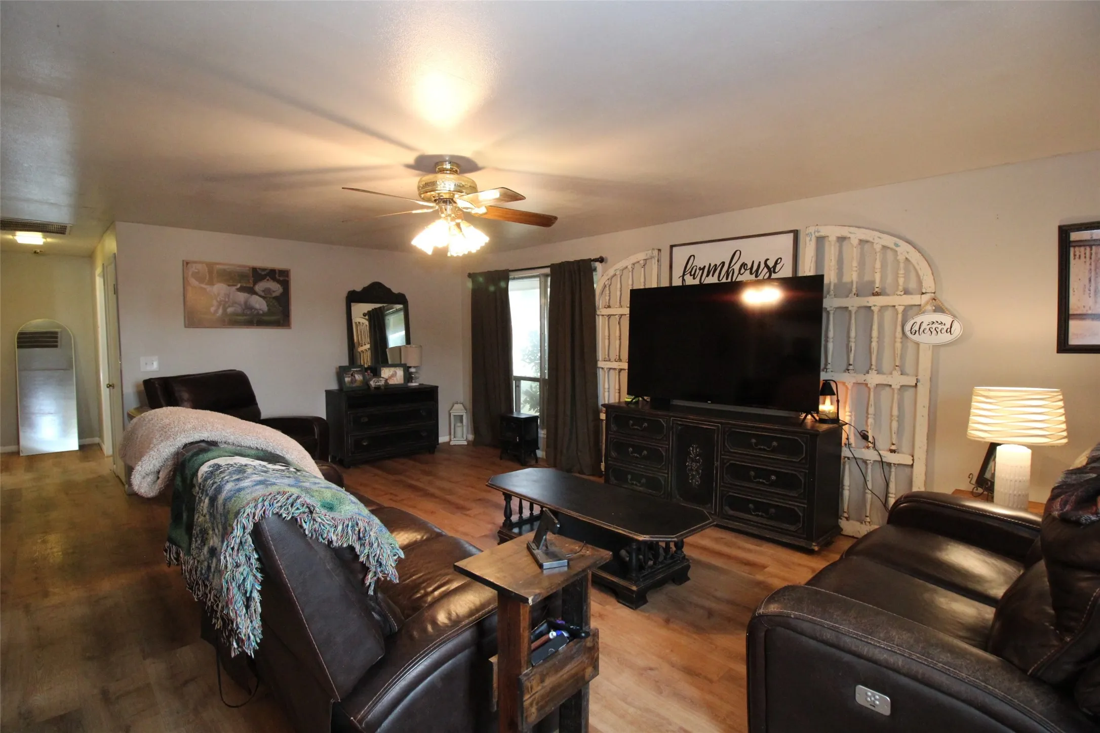 Single Family Residence For Sale in Knox County , 810 W Eden Street, Munday, Texas 76371, 3 Bedroom, 2 Bathroom, Garage spaces, 1,487 Sqft, built in 1970, mls#21249108, Real Estate Agent in Munday, Homes For Sale in Knox county, Homes For Sale in Munday, Realtor in Munday Texas, Real Estate Brokerage Independent Realty Texas, Luminita Cordes Realtor