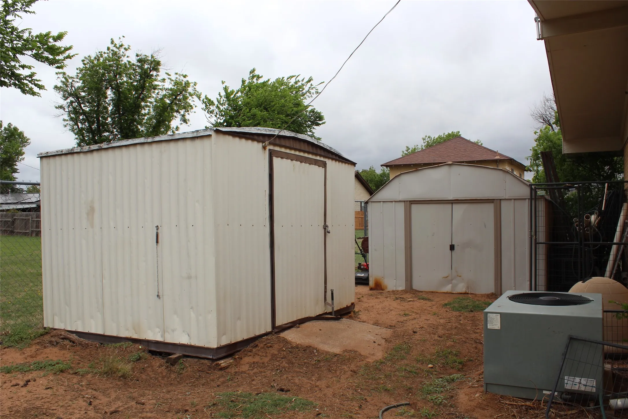 Single Family Residence For Sale in Knox County , 810 W Eden Street, Munday, Texas 76371, 3 Bedroom, 2 Bathroom, Garage spaces, 1,487 Sqft, built in 1970, mls#21249108, Real Estate Agent in Munday, Homes For Sale in Knox county, Homes For Sale in Munday, Realtor in Munday Texas, Real Estate Brokerage Independent Realty Texas, Luminita Cordes Realtor