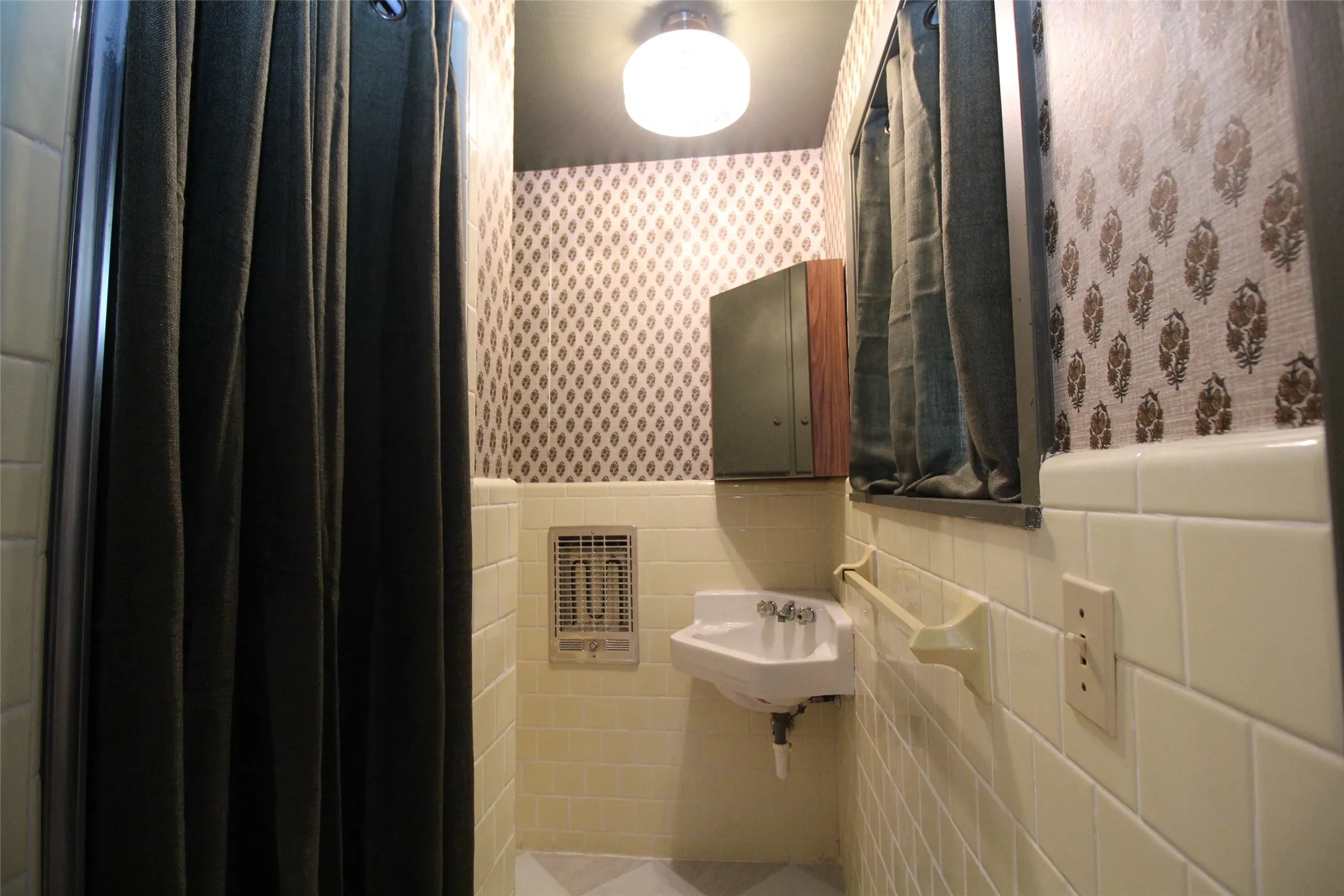 Single Family Residence For Sale in Knox County , 810 W Eden Street, Munday, Texas 76371, 3 Bedroom, 2 Bathroom, Garage spaces, 1,487 Sqft, built in 1970, mls#21249108, Real Estate Agent in Munday, Homes For Sale in Knox county, Homes For Sale in Munday, Realtor in Munday Texas, Real Estate Brokerage Independent Realty Texas, Luminita Cordes Realtor