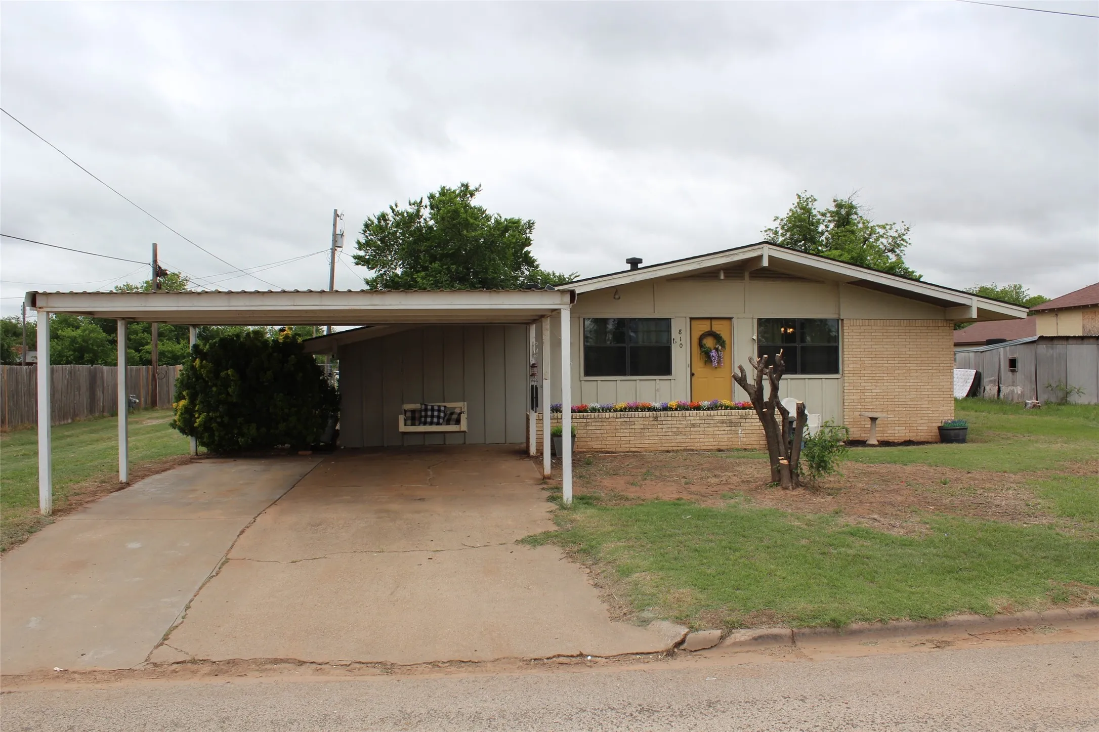Single Family Residence For Sale in Knox County , 810 W Eden Street, Munday, Texas 76371, 3 Bedroom, 2 Bathroom, Garage spaces, 1,487 Sqft, built in 1970, mls#21249108, Real Estate Agent in Munday, Homes For Sale in Knox county, Homes For Sale in Munday, Realtor in Munday Texas, Real Estate Brokerage Independent Realty Texas, Luminita Cordes Realtor