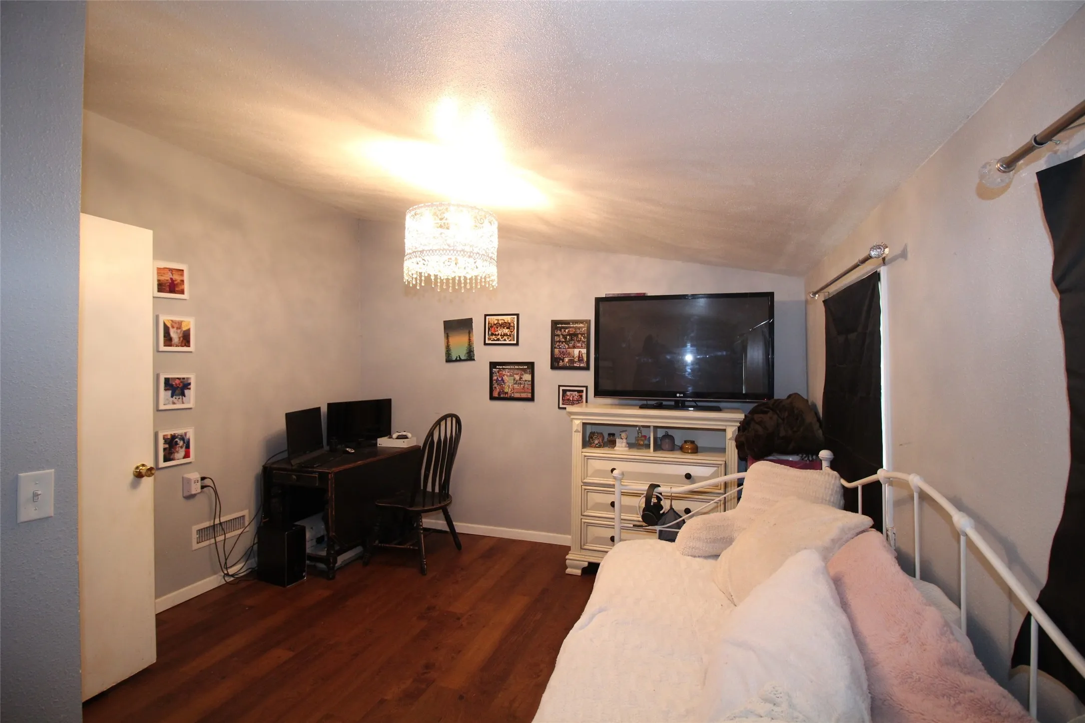 Single Family Residence For Sale in Knox County , 810 W Eden Street, Munday, Texas 76371, 3 Bedroom, 2 Bathroom, Garage spaces, 1,487 Sqft, built in 1970, mls#21249108, Real Estate Agent in Munday, Homes For Sale in Knox county, Homes For Sale in Munday, Realtor in Munday Texas, Real Estate Brokerage Independent Realty Texas, Luminita Cordes Realtor