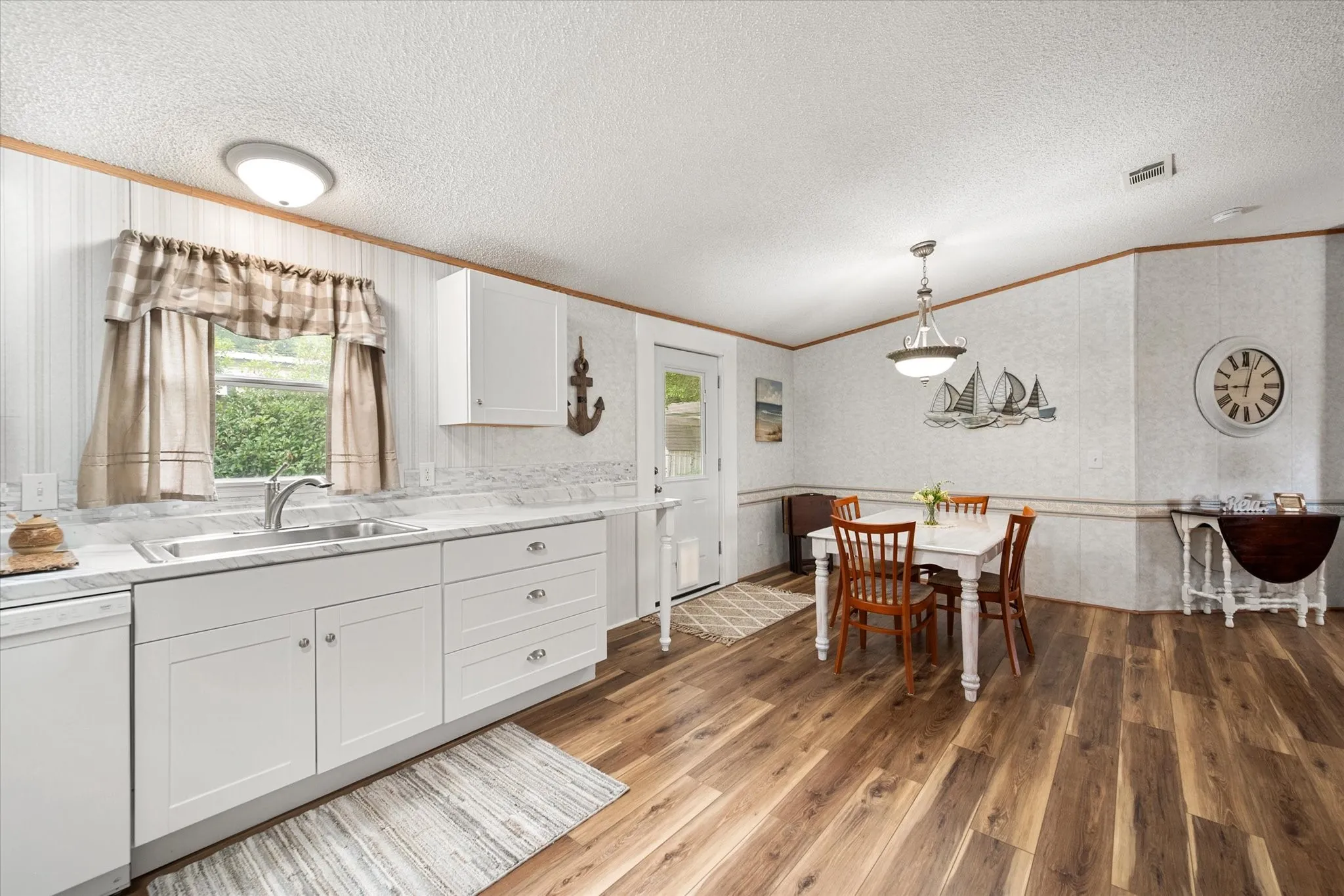 Single Family Residence For Sale in Henderson County , 510 Nob Hill Lane, Seven Points, Texas 75143, 4 Bedroom, 2 Bathroom, Garage spaces, 1,568 Sqft, built in 2005, mls#21249751, Real Estate Agent in Seven Points, Homes For Sale in Henderson county, Homes For Sale in Seven Points, Realtor in Seven Points Texas, Real Estate Brokerage Independent Realty Texas, Luminita Cordes Realtor