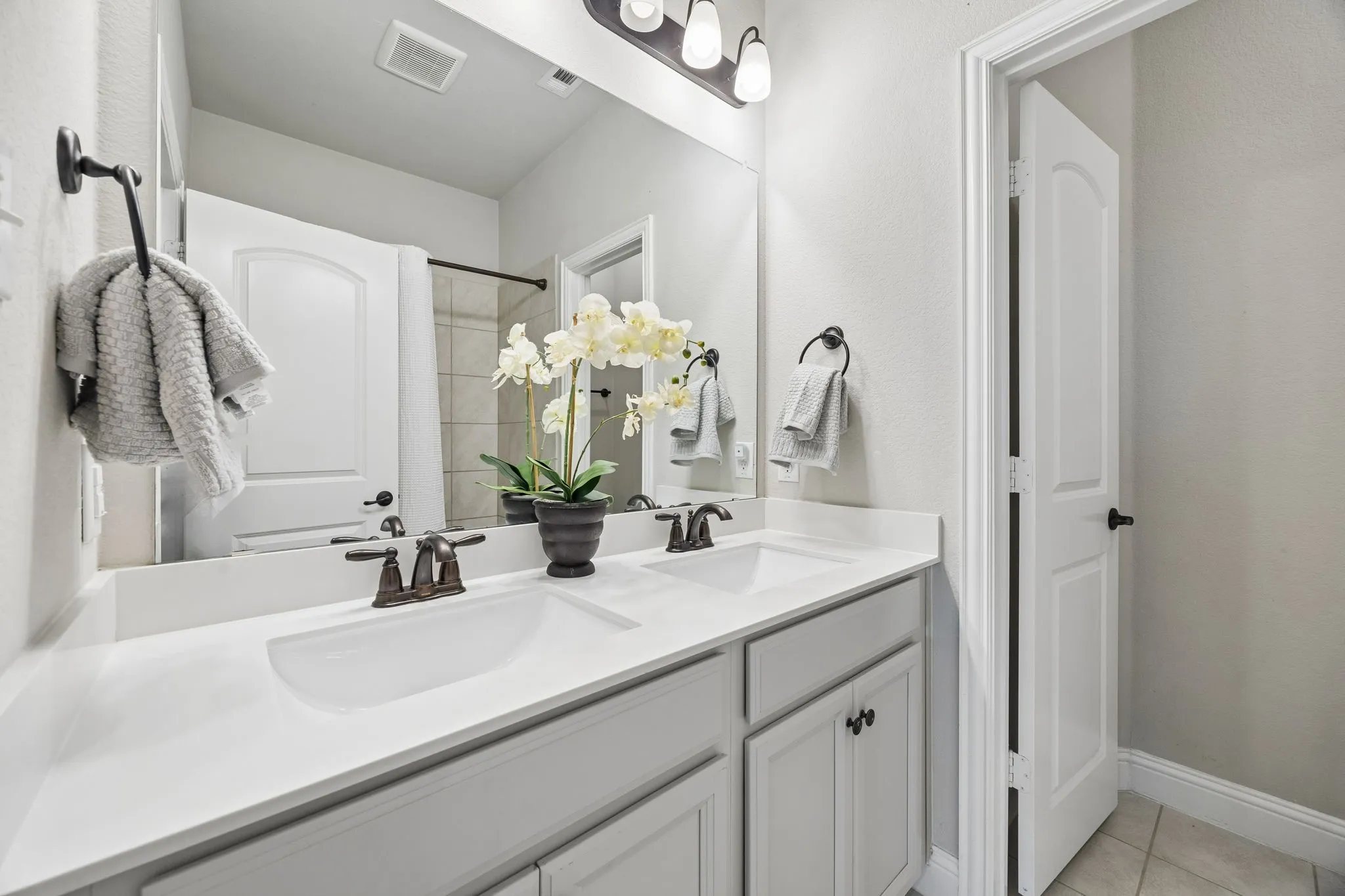 Single Family Residence For Sale in Denton County , 220 Virginia Lane, Hickory Creek, Texas 75065, 4 Bedroom, 4 Bathroom, 3 Garage spaces, 3,675 Sqft, built in 2020, Preowned, mls#21201001, Real Estate Agent in Hickory Creek, Homes For Sale in Denton county, Homes For Sale in Hickory Creek, Realtor in Hickory Creek Texas, Real Estate Brokerage Independent Realty Texas, Luminita Cordes Realtor