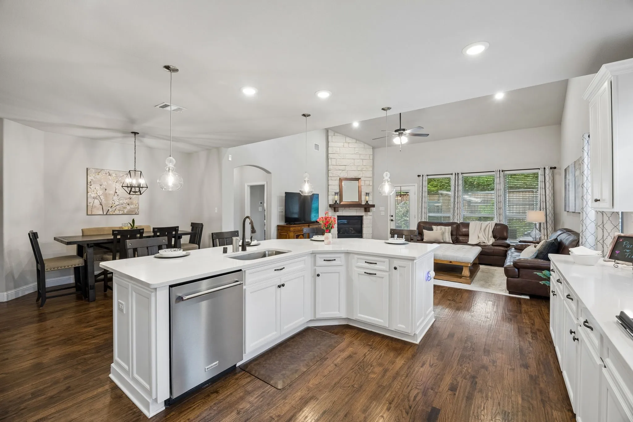 Single Family Residence For Sale in Denton County , 220 Virginia Lane, Hickory Creek, Texas 75065, 4 Bedroom, 4 Bathroom, 3 Garage spaces, 3,675 Sqft, built in 2020, Preowned, mls#21201001, Real Estate Agent in Hickory Creek, Homes For Sale in Denton county, Homes For Sale in Hickory Creek, Realtor in Hickory Creek Texas, Real Estate Brokerage Independent Realty Texas, Luminita Cordes Realtor