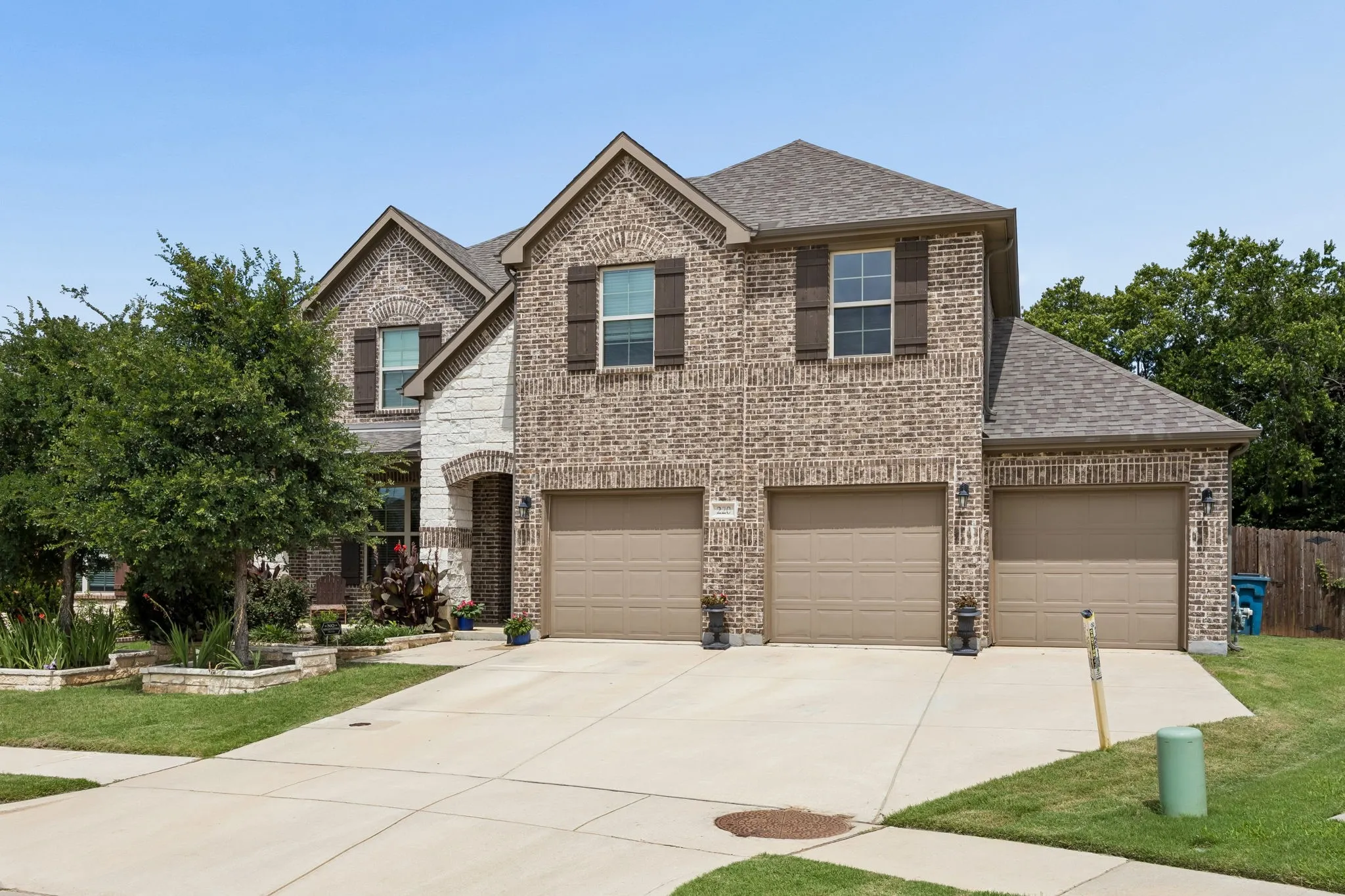 Single Family Residence For Sale in Denton County , 220 Virginia Lane, Hickory Creek, Texas 75065, 4 Bedroom, 4 Bathroom, 3 Garage spaces, 3,675 Sqft, built in 2020, Preowned, mls#21201001, Real Estate Agent in Hickory Creek, Homes For Sale in Denton county, Homes For Sale in Hickory Creek, Realtor in Hickory Creek Texas, Real Estate Brokerage Independent Realty Texas, Luminita Cordes Realtor