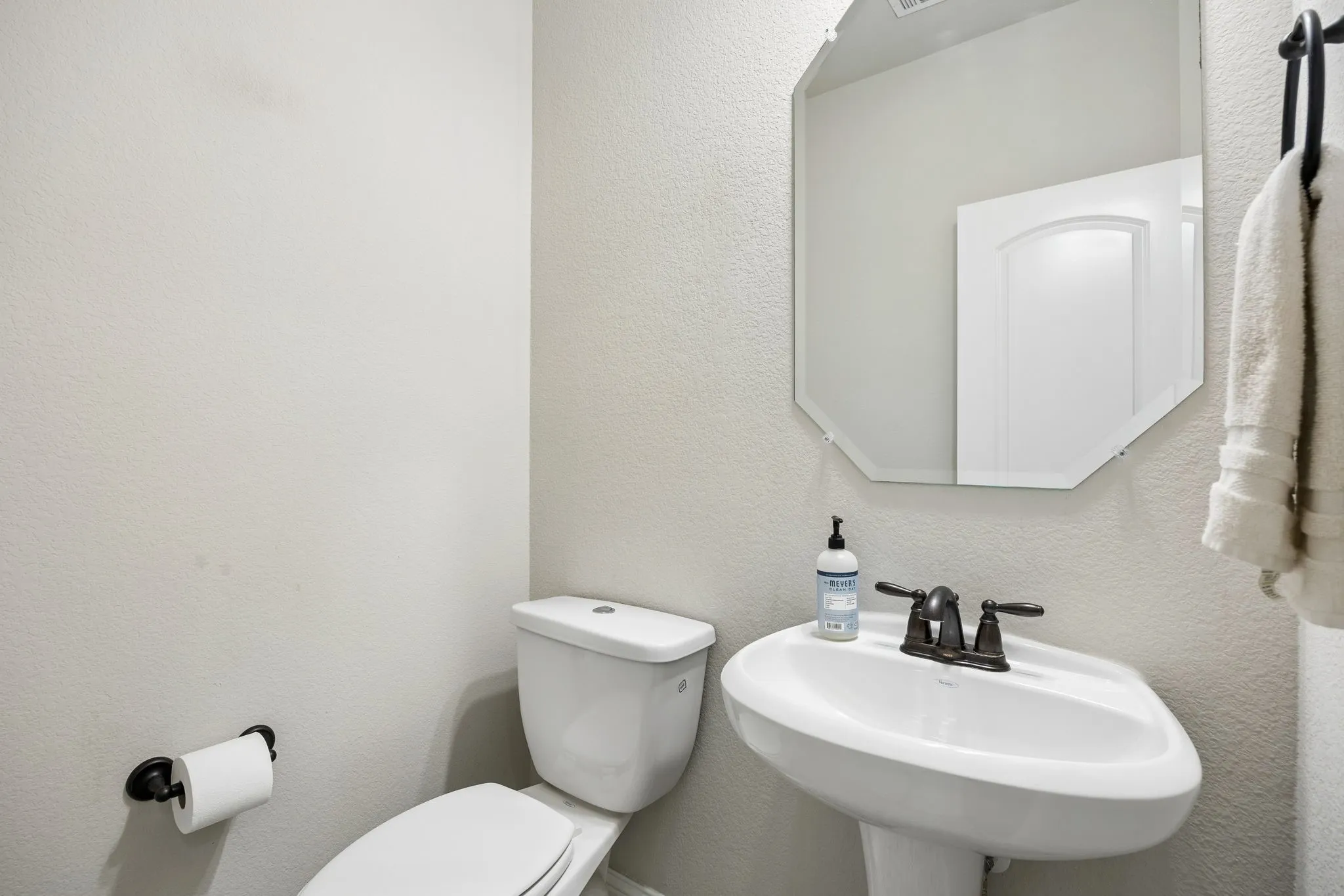 Single Family Residence For Sale in Denton County , 220 Virginia Lane, Hickory Creek, Texas 75065, 4 Bedroom, 4 Bathroom, 3 Garage spaces, 3,675 Sqft, built in 2020, Preowned, mls#21201001, Real Estate Agent in Hickory Creek, Homes For Sale in Denton county, Homes For Sale in Hickory Creek, Realtor in Hickory Creek Texas, Real Estate Brokerage Independent Realty Texas, Luminita Cordes Realtor