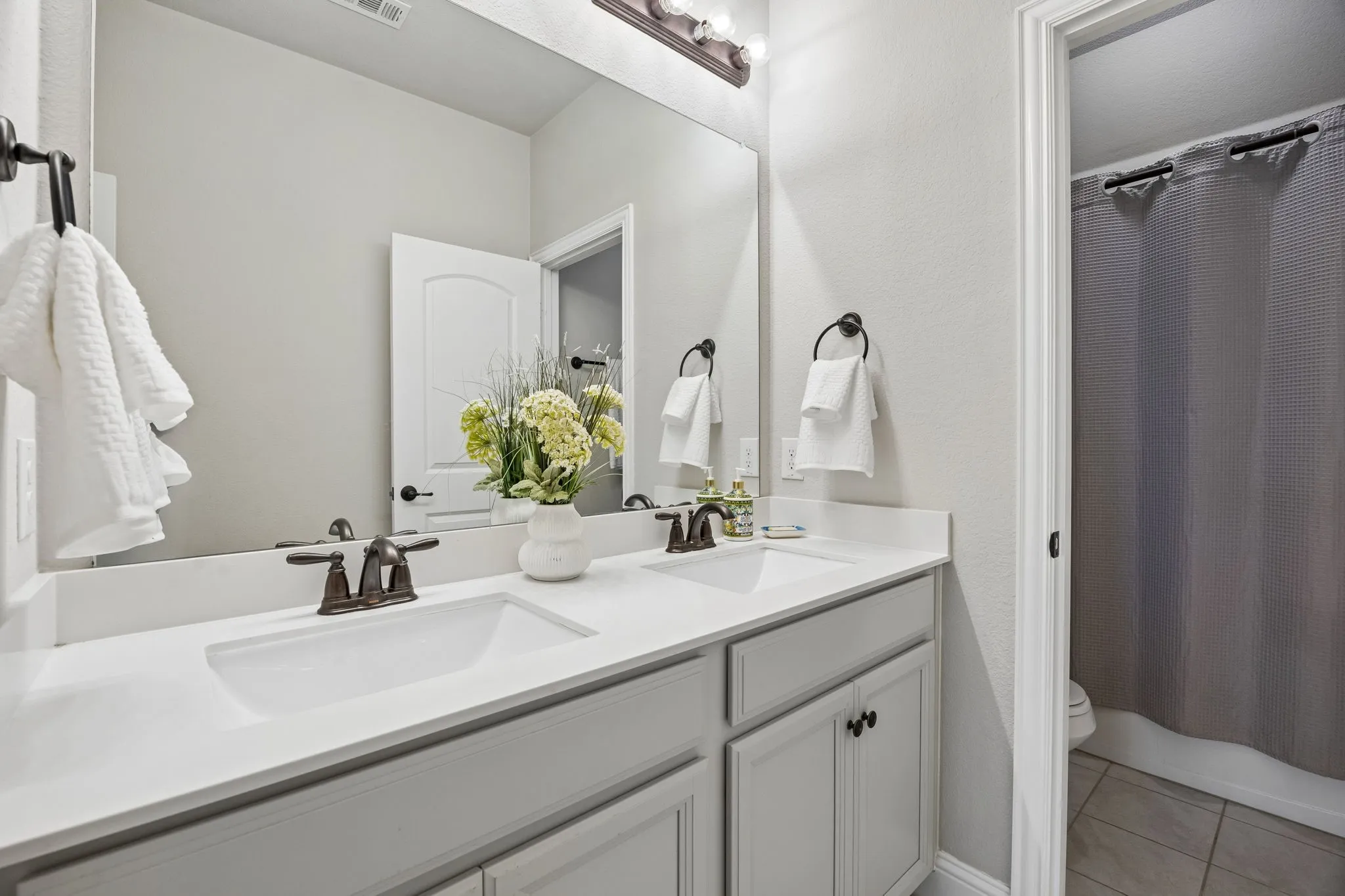 Single Family Residence For Sale in Denton County , 220 Virginia Lane, Hickory Creek, Texas 75065, 4 Bedroom, 4 Bathroom, 3 Garage spaces, 3,675 Sqft, built in 2020, Preowned, mls#21201001, Real Estate Agent in Hickory Creek, Homes For Sale in Denton county, Homes For Sale in Hickory Creek, Realtor in Hickory Creek Texas, Real Estate Brokerage Independent Realty Texas, Luminita Cordes Realtor
