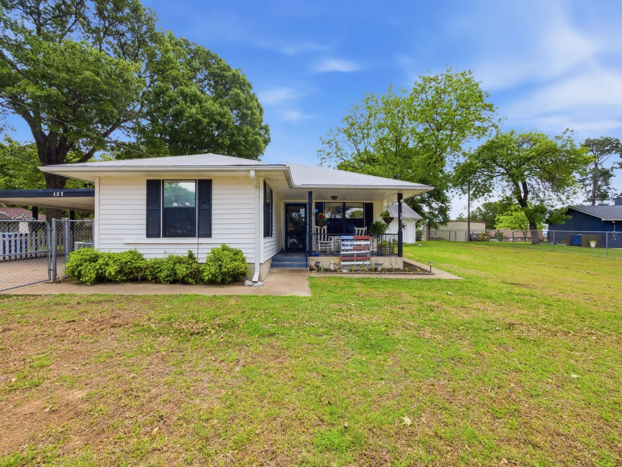 Single Family Residence For Sale in Henderson County , 157 Ocean Drive, Gun Barrel City, Texas 75156, 4 Bedroom, 2 Bathroom, Garage spaces, 1,710 Sqft, built in 1970, Preowned, mls#21245332, Real Estate Agent in Gun Barrel City, Homes For Sale in Henderson county, Homes For Sale in Gun Barrel City, Realtor in Gun Barrel City Texas, Real Estate Brokerage Independent Realty Texas, Luminita Cordes Realtor