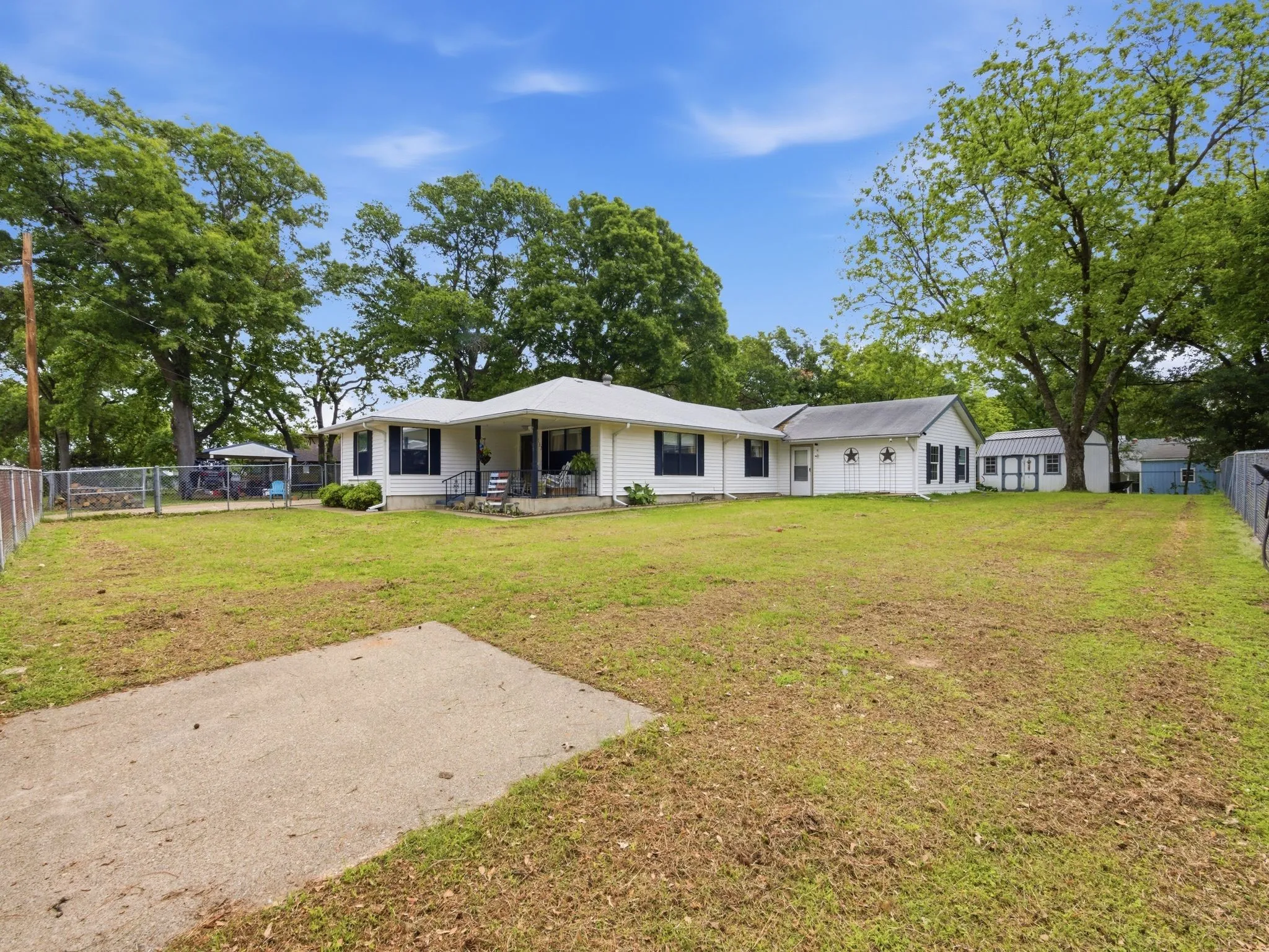 Single Family Residence For Sale in Henderson County , 157 Ocean Drive, Gun Barrel City, Texas 75156, 4 Bedroom, 2 Bathroom, Garage spaces, 1,710 Sqft, built in 1970, Preowned, mls#21245332, Real Estate Agent in Gun Barrel City, Homes For Sale in Henderson county, Homes For Sale in Gun Barrel City, Realtor in Gun Barrel City Texas, Real Estate Brokerage Independent Realty Texas, Luminita Cordes Realtor