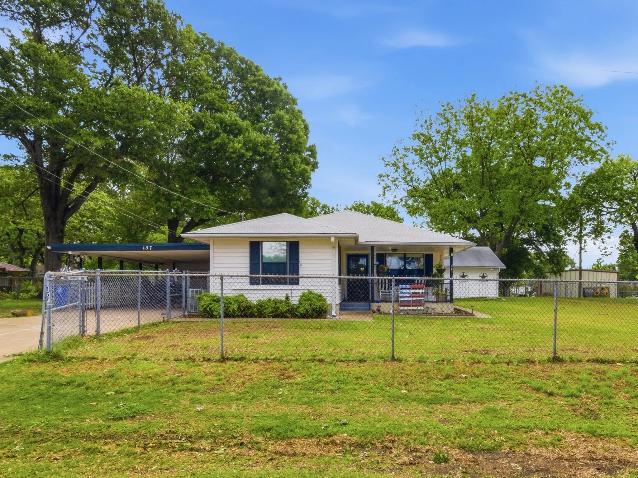Single Family Residence For Sale in Henderson County , 157 Ocean Drive, Gun Barrel City, Texas 75156, 4 Bedroom, 2 Bathroom, Garage spaces, 1,710 Sqft, built in 1970, Preowned, mls#21245332, Real Estate Agent in Gun Barrel City, Homes For Sale in Henderson county, Homes For Sale in Gun Barrel City, Realtor in Gun Barrel City Texas, Real Estate Brokerage Independent Realty Texas, Luminita Cordes Realtor