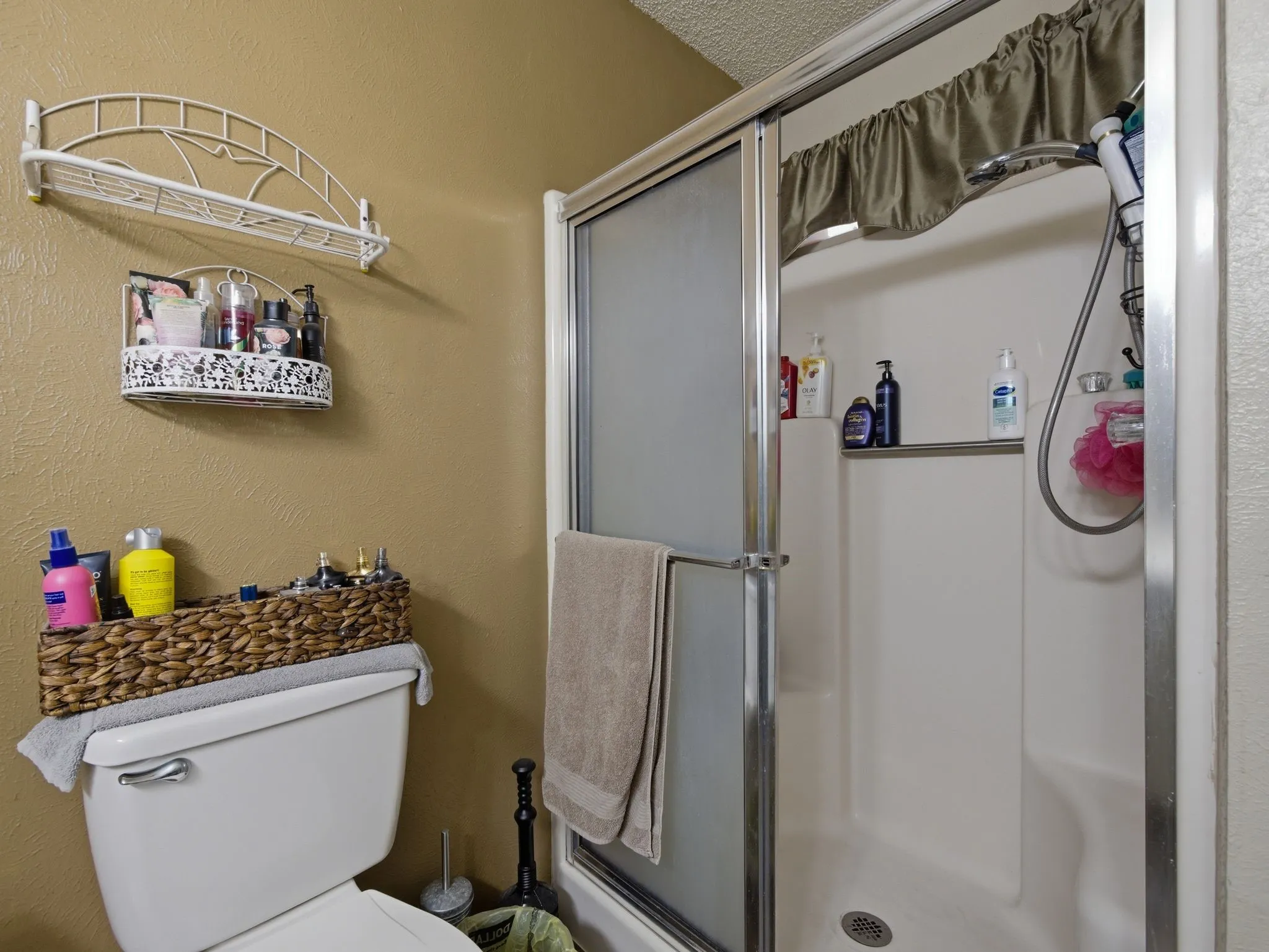 Single Family Residence For Sale in Henderson County , 157 Ocean Drive, Gun Barrel City, Texas 75156, 4 Bedroom, 2 Bathroom, Garage spaces, 1,710 Sqft, built in 1970, Preowned, mls#21245332, Real Estate Agent in Gun Barrel City, Homes For Sale in Henderson county, Homes For Sale in Gun Barrel City, Realtor in Gun Barrel City Texas, Real Estate Brokerage Independent Realty Texas, Luminita Cordes Realtor