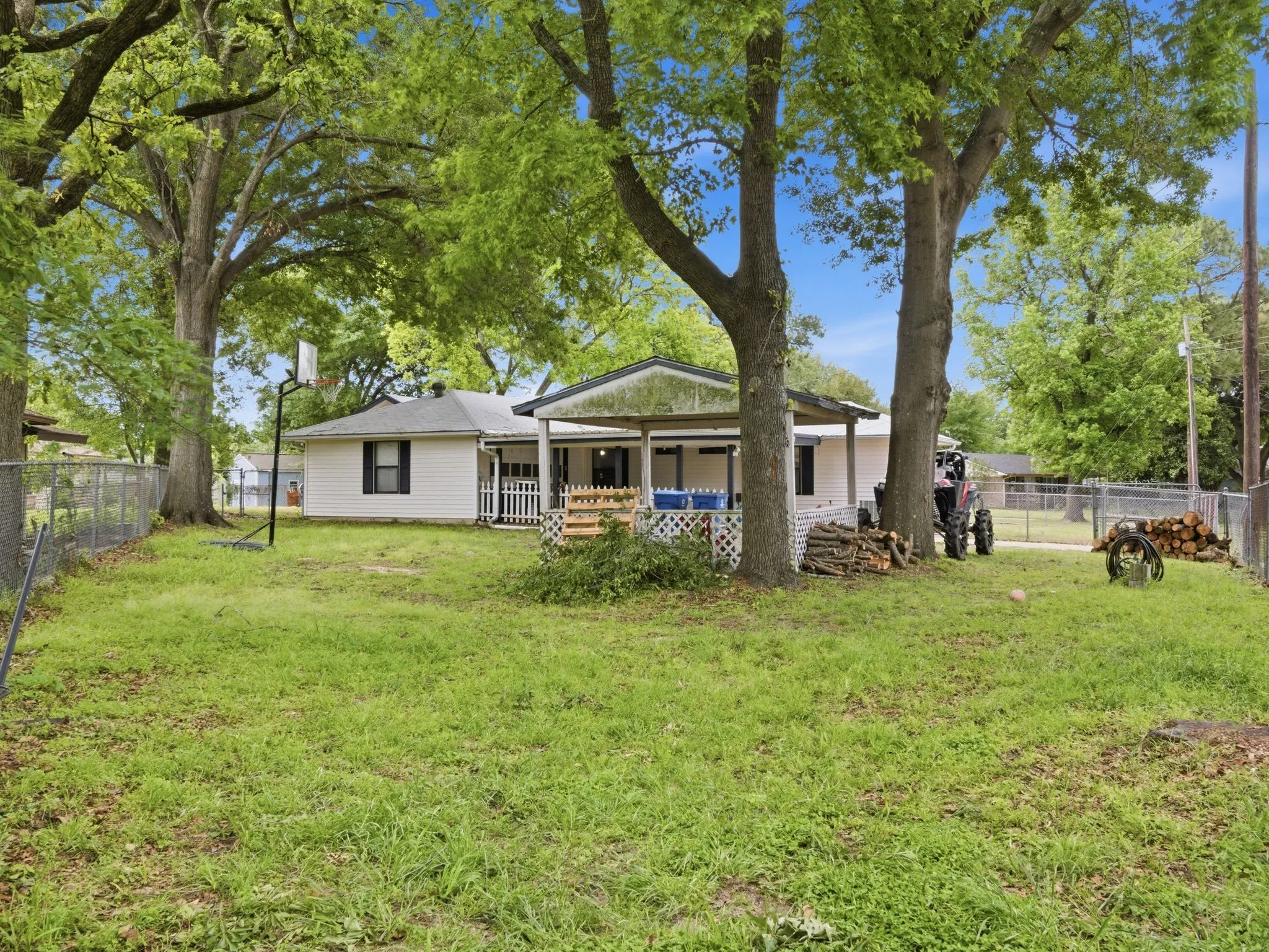 Single Family Residence For Sale in Henderson County , 157 Ocean Drive, Gun Barrel City, Texas 75156, 4 Bedroom, 2 Bathroom, Garage spaces, 1,710 Sqft, built in 1970, Preowned, mls#21245332, Real Estate Agent in Gun Barrel City, Homes For Sale in Henderson county, Homes For Sale in Gun Barrel City, Realtor in Gun Barrel City Texas, Real Estate Brokerage Independent Realty Texas, Luminita Cordes Realtor