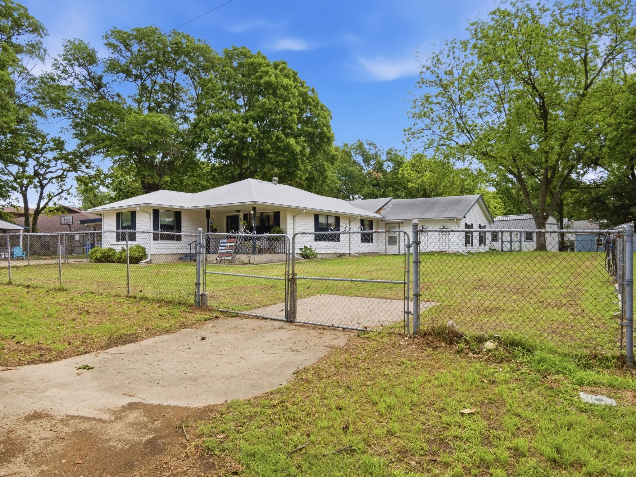 Single Family Residence For Sale in Henderson County , 157 Ocean Drive, Gun Barrel City, Texas 75156, 4 Bedroom, 2 Bathroom, Garage spaces, 1,710 Sqft, built in 1970, Preowned, mls#21245332, Real Estate Agent in Gun Barrel City, Homes For Sale in Henderson county, Homes For Sale in Gun Barrel City, Realtor in Gun Barrel City Texas, Real Estate Brokerage Independent Realty Texas, Luminita Cordes Realtor