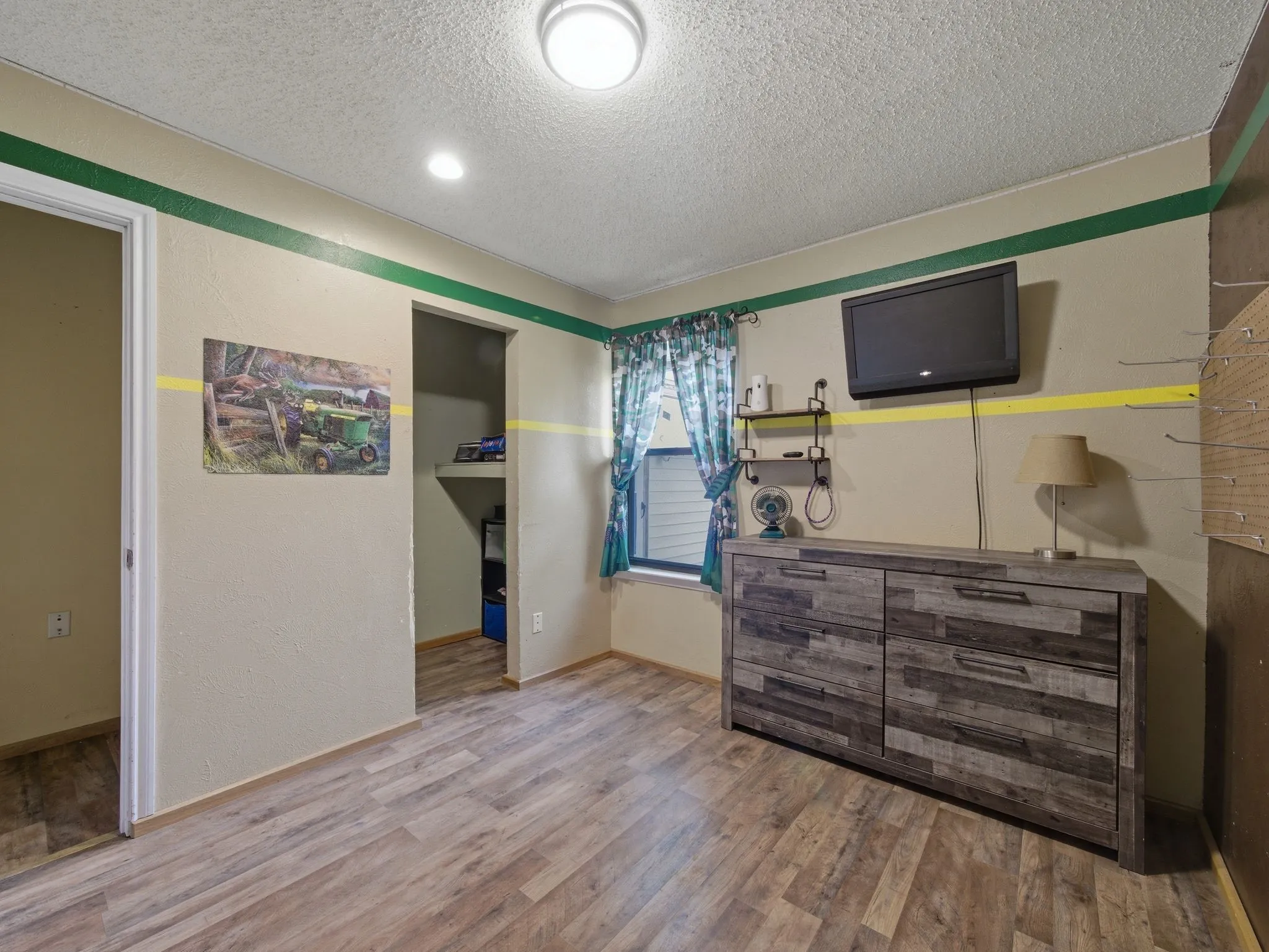 Single Family Residence For Sale in Henderson County , 157 Ocean Drive, Gun Barrel City, Texas 75156, 4 Bedroom, 2 Bathroom, Garage spaces, 1,710 Sqft, built in 1970, Preowned, mls#21245332, Real Estate Agent in Gun Barrel City, Homes For Sale in Henderson county, Homes For Sale in Gun Barrel City, Realtor in Gun Barrel City Texas, Real Estate Brokerage Independent Realty Texas, Luminita Cordes Realtor