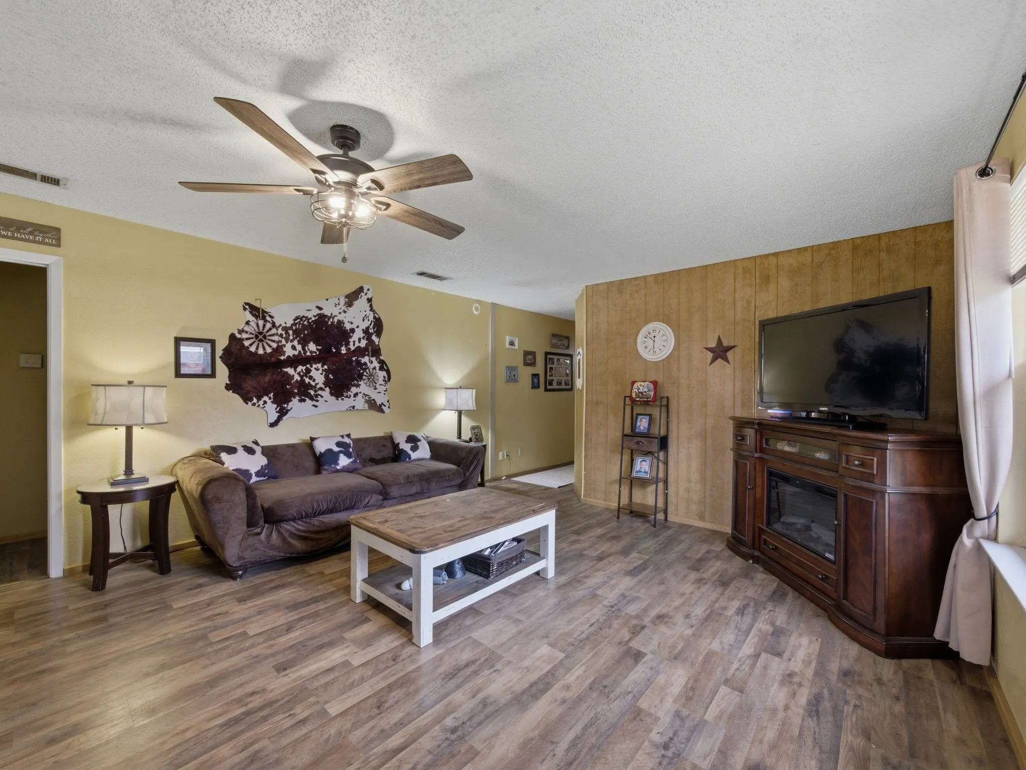 Single Family Residence For Sale in Henderson County , 157 Ocean Drive, Gun Barrel City, Texas 75156, 4 Bedroom, 2 Bathroom, Garage spaces, 1,710 Sqft, built in 1970, Preowned, mls#21245332, Real Estate Agent in Gun Barrel City, Homes For Sale in Henderson county, Homes For Sale in Gun Barrel City, Realtor in Gun Barrel City Texas, Real Estate Brokerage Independent Realty Texas, Luminita Cordes Realtor