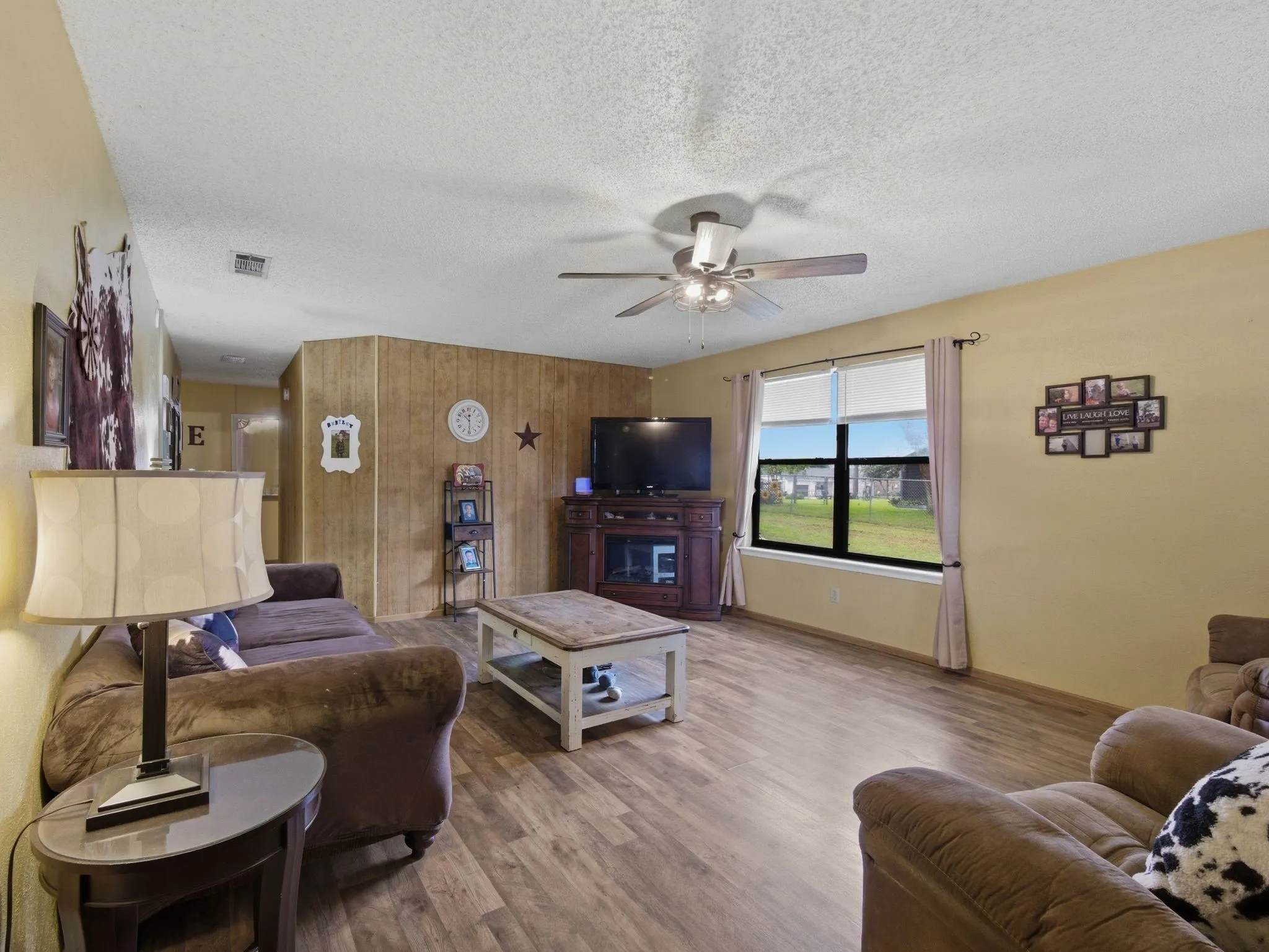 Single Family Residence For Sale in Henderson County , 157 Ocean Drive, Gun Barrel City, Texas 75156, 4 Bedroom, 2 Bathroom, Garage spaces, 1,710 Sqft, built in 1970, Preowned, mls#21245332, Real Estate Agent in Gun Barrel City, Homes For Sale in Henderson county, Homes For Sale in Gun Barrel City, Realtor in Gun Barrel City Texas, Real Estate Brokerage Independent Realty Texas, Luminita Cordes Realtor
