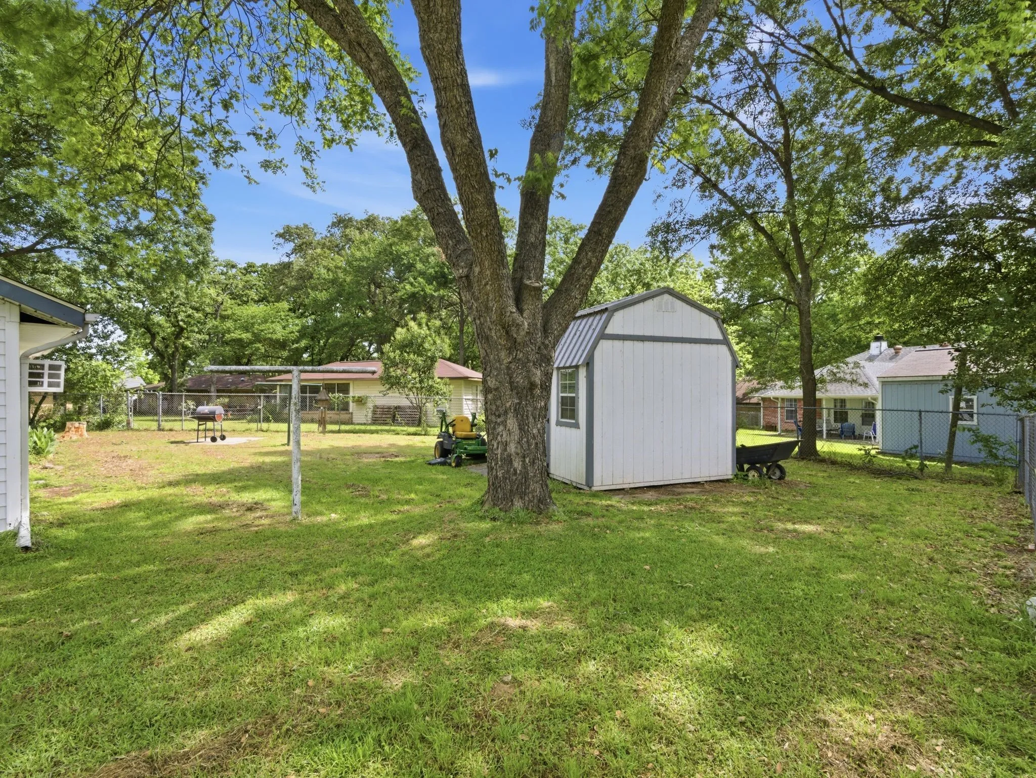 Single Family Residence For Sale in Henderson County , 157 Ocean Drive, Gun Barrel City, Texas 75156, 4 Bedroom, 2 Bathroom, Garage spaces, 1,710 Sqft, built in 1970, Preowned, mls#21245332, Real Estate Agent in Gun Barrel City, Homes For Sale in Henderson county, Homes For Sale in Gun Barrel City, Realtor in Gun Barrel City Texas, Real Estate Brokerage Independent Realty Texas, Luminita Cordes Realtor