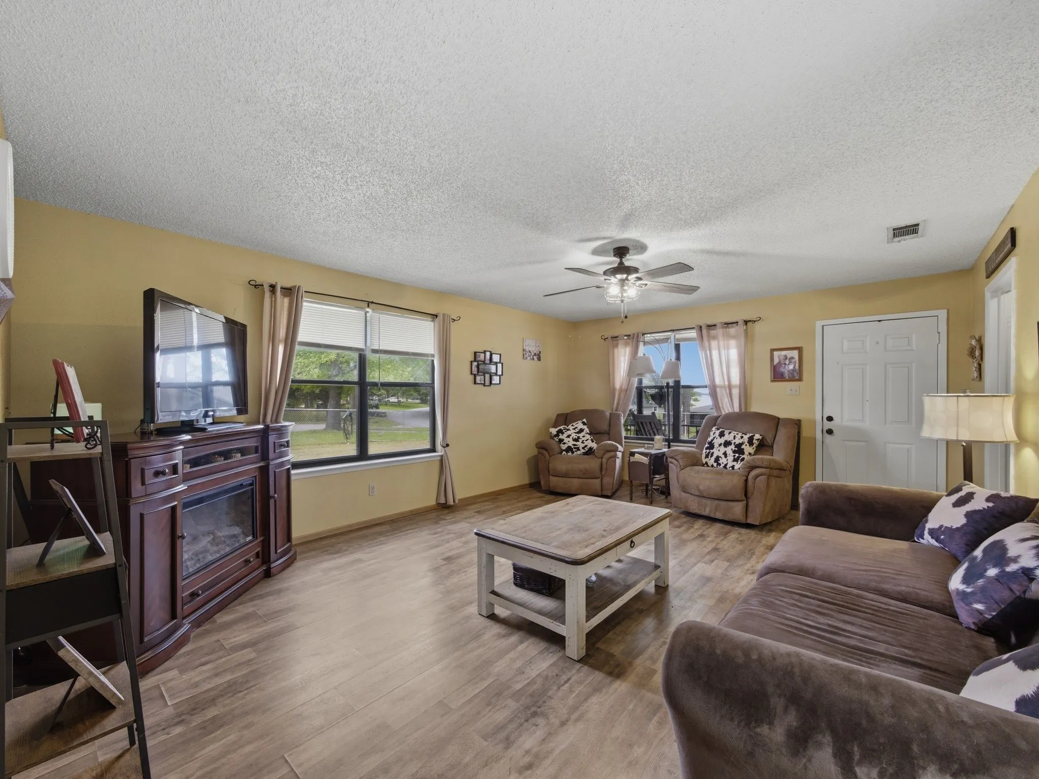 Single Family Residence For Sale in Henderson County , 157 Ocean Drive, Gun Barrel City, Texas 75156, 4 Bedroom, 2 Bathroom, Garage spaces, 1,710 Sqft, built in 1970, Preowned, mls#21245332, Real Estate Agent in Gun Barrel City, Homes For Sale in Henderson county, Homes For Sale in Gun Barrel City, Realtor in Gun Barrel City Texas, Real Estate Brokerage Independent Realty Texas, Luminita Cordes Realtor