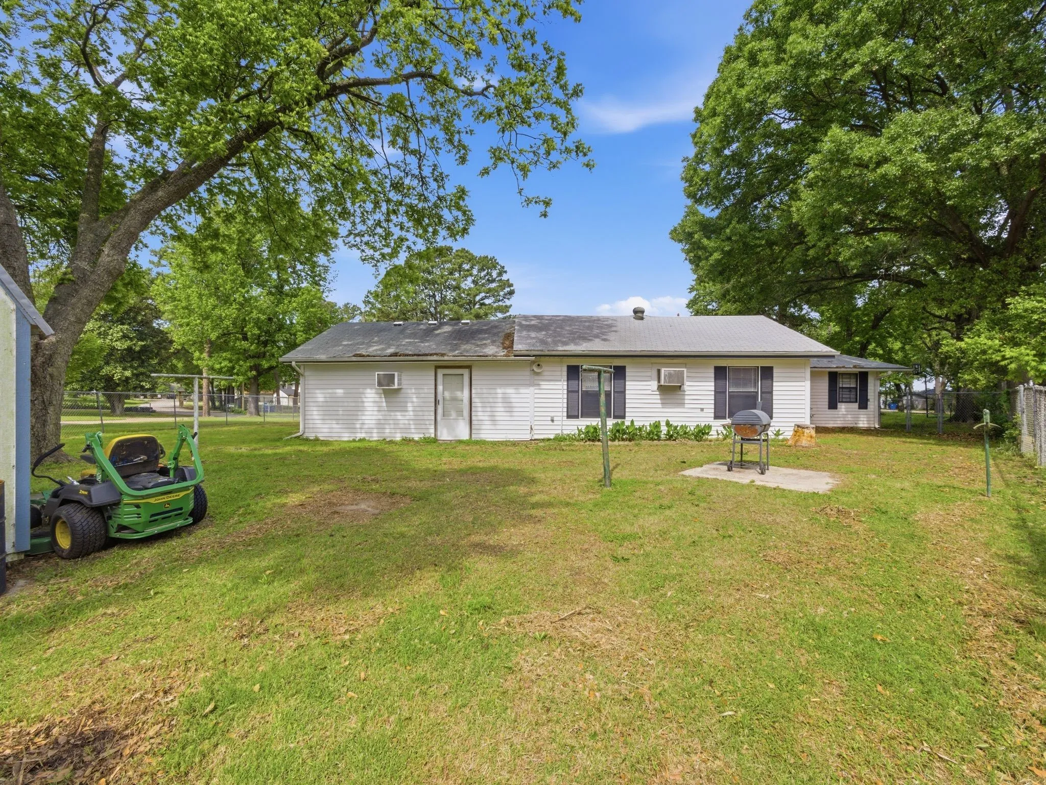 Single Family Residence For Sale in Henderson County , 157 Ocean Drive, Gun Barrel City, Texas 75156, 4 Bedroom, 2 Bathroom, Garage spaces, 1,710 Sqft, built in 1970, Preowned, mls#21245332, Real Estate Agent in Gun Barrel City, Homes For Sale in Henderson county, Homes For Sale in Gun Barrel City, Realtor in Gun Barrel City Texas, Real Estate Brokerage Independent Realty Texas, Luminita Cordes Realtor