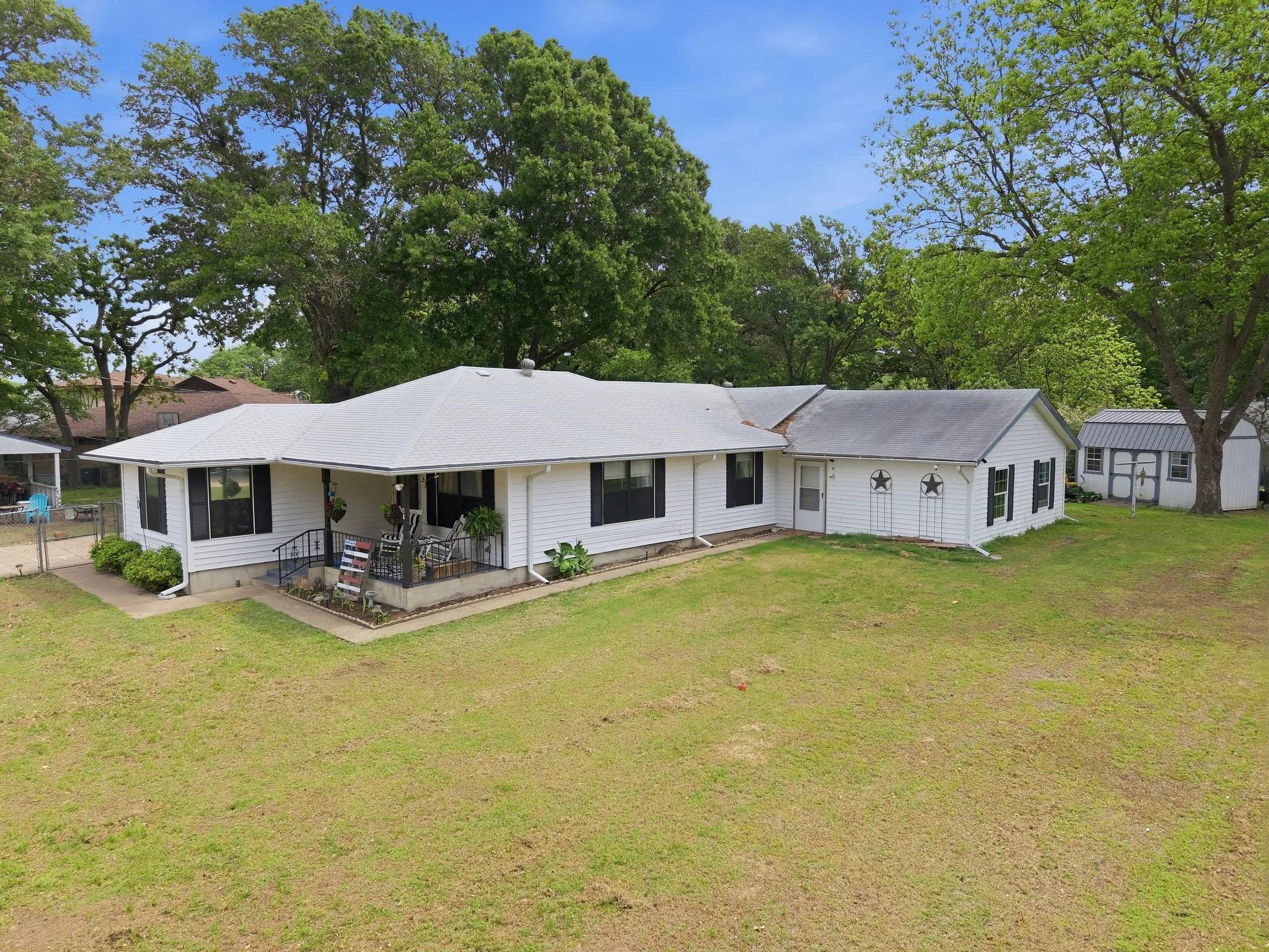 Single Family Residence For Sale in Henderson County , 157 Ocean Drive, Gun Barrel City, Texas 75156, 4 Bedroom, 2 Bathroom, Garage spaces, 1,710 Sqft, built in 1970, Preowned, mls#21245332, Real Estate Agent in Gun Barrel City, Homes For Sale in Henderson county, Homes For Sale in Gun Barrel City, Realtor in Gun Barrel City Texas, Real Estate Brokerage Independent Realty Texas, Luminita Cordes Realtor