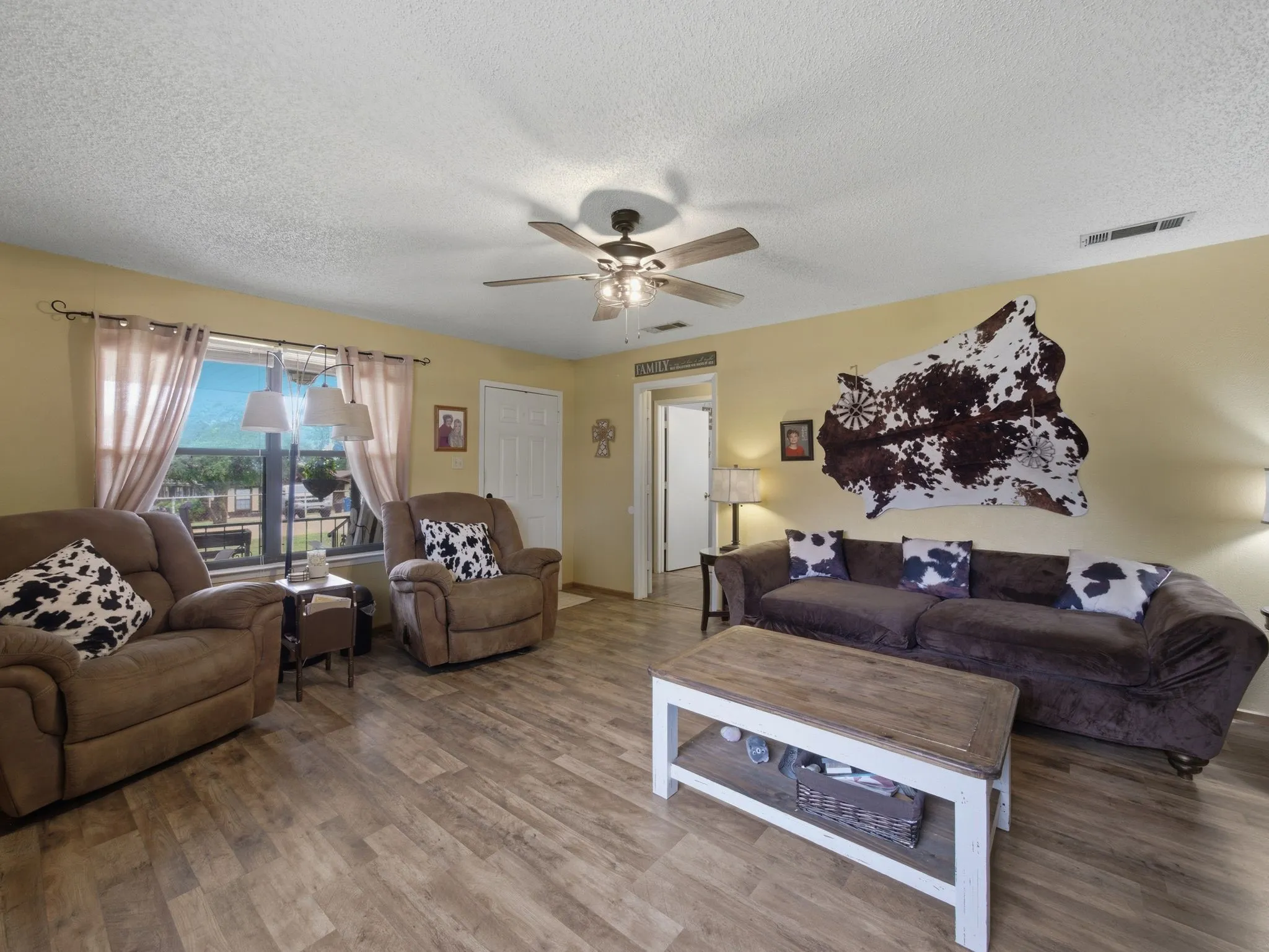 Single Family Residence For Sale in Henderson County , 157 Ocean Drive, Gun Barrel City, Texas 75156, 4 Bedroom, 2 Bathroom, Garage spaces, 1,710 Sqft, built in 1970, Preowned, mls#21245332, Real Estate Agent in Gun Barrel City, Homes For Sale in Henderson county, Homes For Sale in Gun Barrel City, Realtor in Gun Barrel City Texas, Real Estate Brokerage Independent Realty Texas, Luminita Cordes Realtor