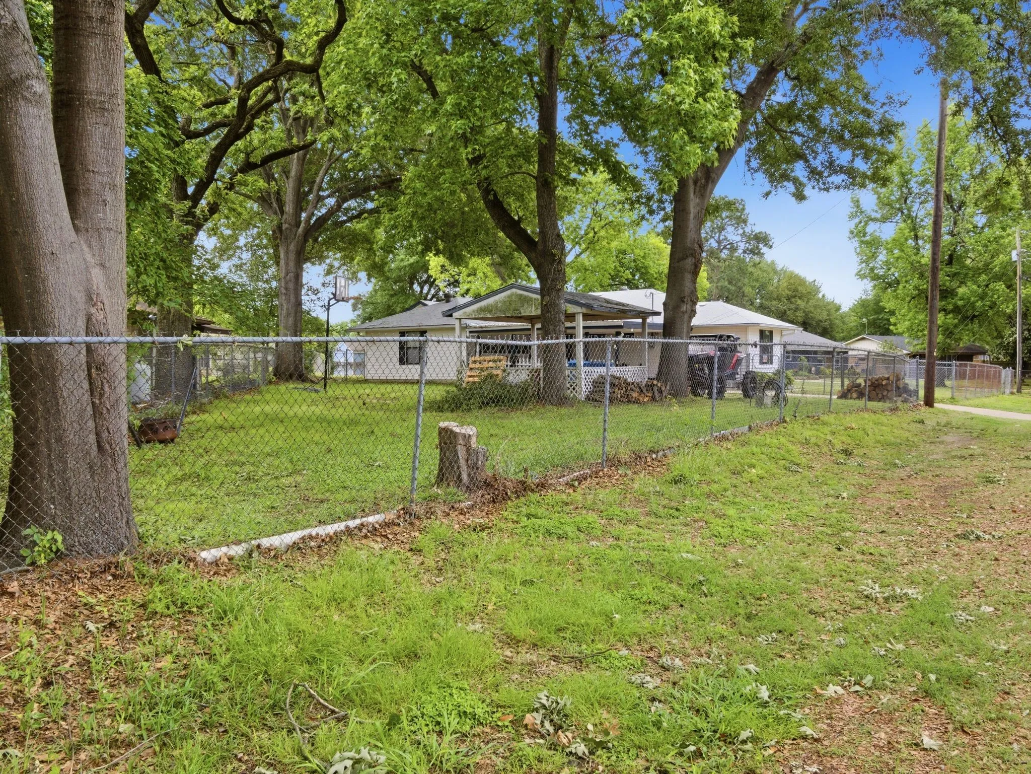 Single Family Residence For Sale in Henderson County , 157 Ocean Drive, Gun Barrel City, Texas 75156, 4 Bedroom, 2 Bathroom, Garage spaces, 1,710 Sqft, built in 1970, Preowned, mls#21245332, Real Estate Agent in Gun Barrel City, Homes For Sale in Henderson county, Homes For Sale in Gun Barrel City, Realtor in Gun Barrel City Texas, Real Estate Brokerage Independent Realty Texas, Luminita Cordes Realtor